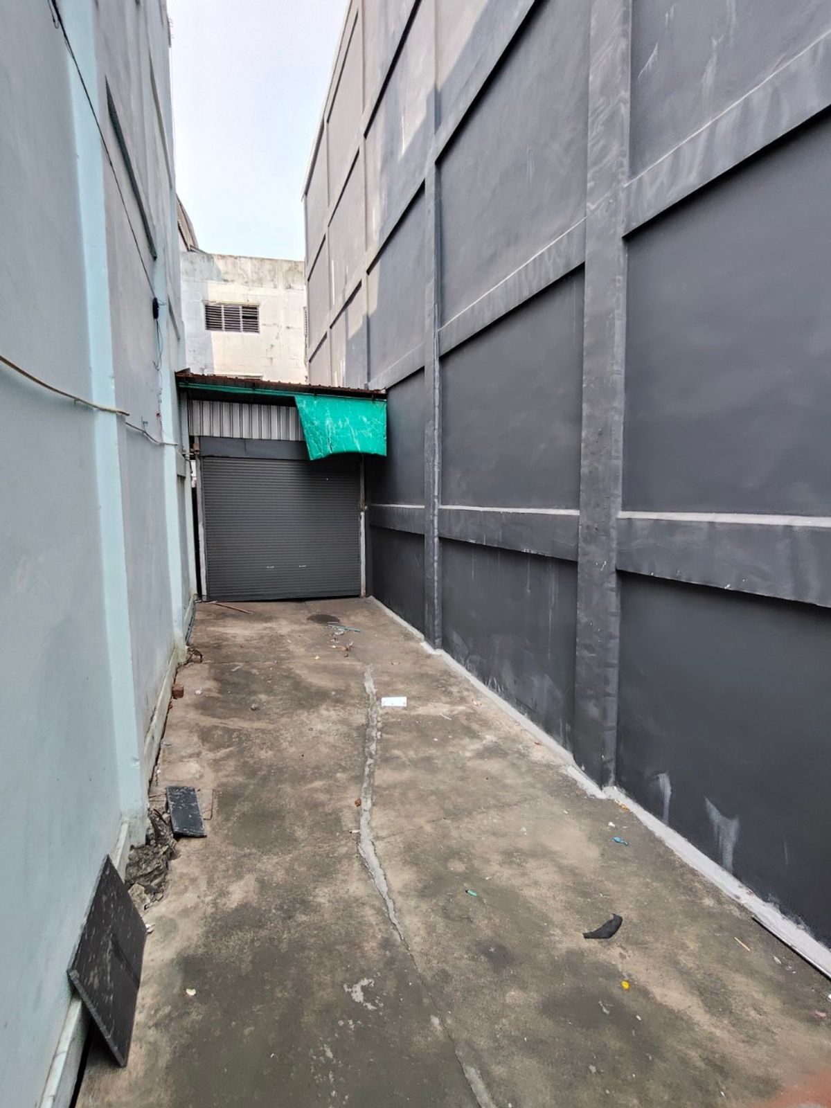 Shop HouseEakachai, Bang Bon : Selling a 4.5 -story commercial building, Ekachai 94 with warehouses and space on the side 🚗 Good location on the main road Ekachai-Bang Bon Near Kanchanaphisek Road, near the expressway 📍 area 44.8 sq.w. with a warehouse behind Can support various busine