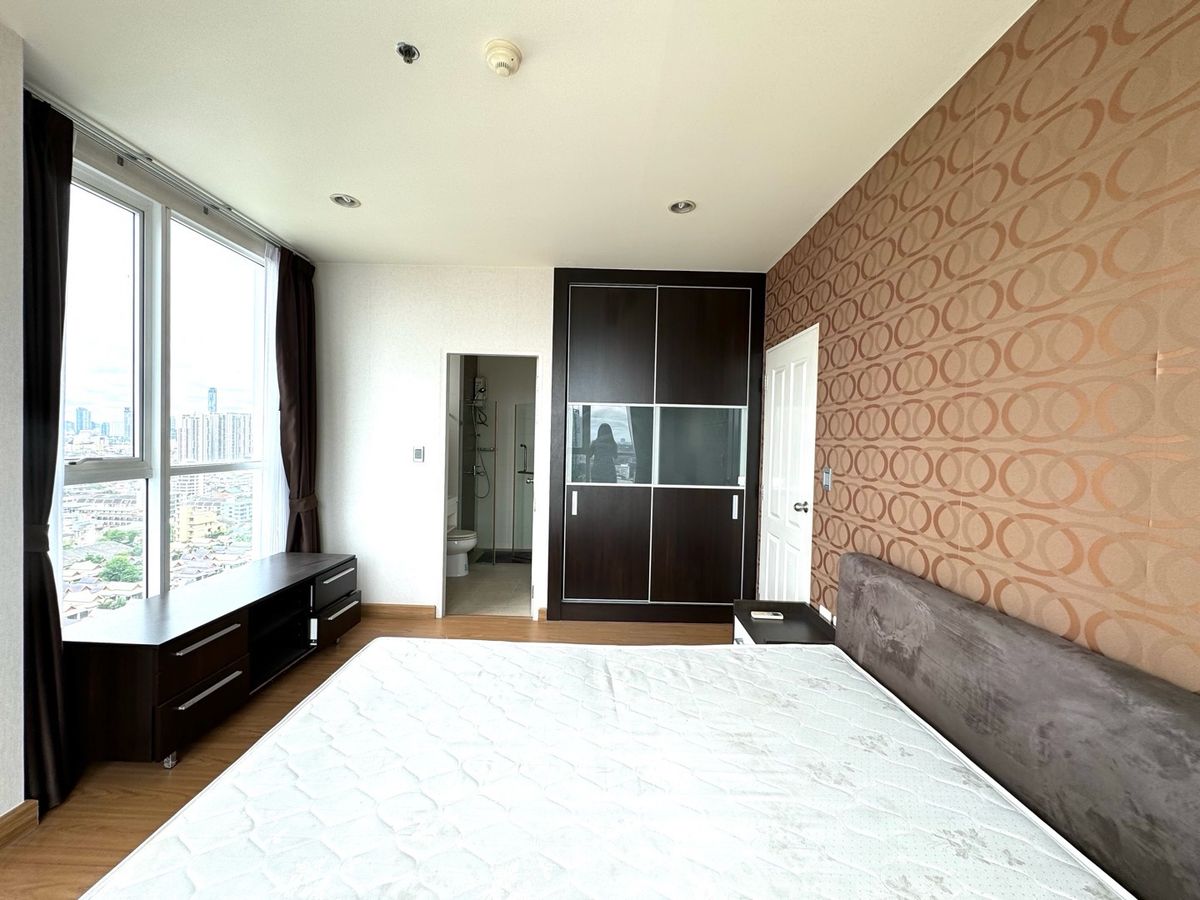 For RentCondoSathorn, Narathiwat : Available: The Complete Narathiwat Condo, large 2-bedroom, 2-bathroom unit.