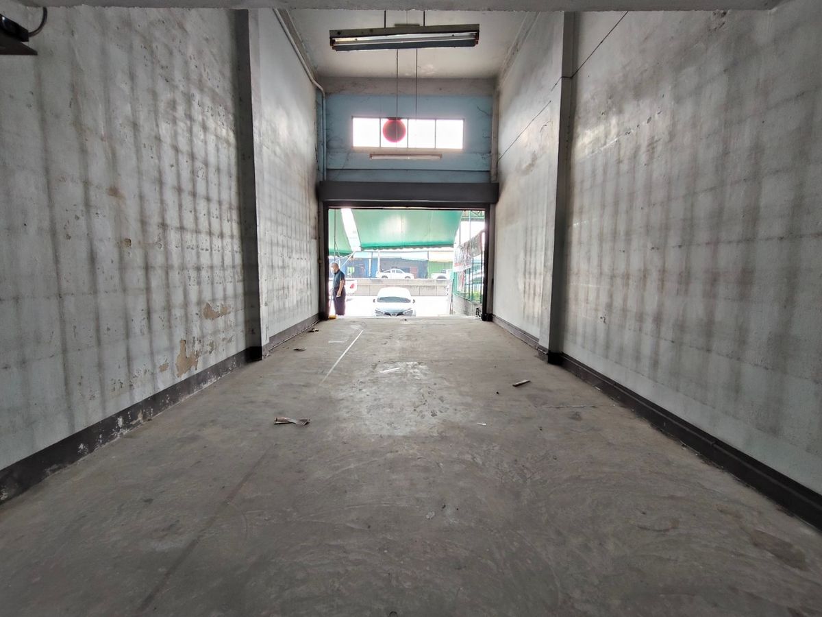 Shop HouseEakachai, Bang Bon : Selling a 4.5 -story commercial building, Ekachai 94 with warehouses and space on the side 🚗 Good location on the main road Ekachai-Bang Bon Near Kanchanaphisek Road, near the expressway 📍 area 44.8 sq.w. with a warehouse behind Can support various busine