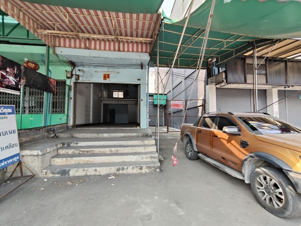 Shop HouseEakachai, Bang Bon : Selling a 4.5 -story commercial building, Ekachai 94 with warehouses and space on the side 🚗 Good location on the main road Ekachai-Bang Bon Near Kanchanaphisek Road, near the expressway 📍 area 44.8 sq.w. with a warehouse behind Can support various busine