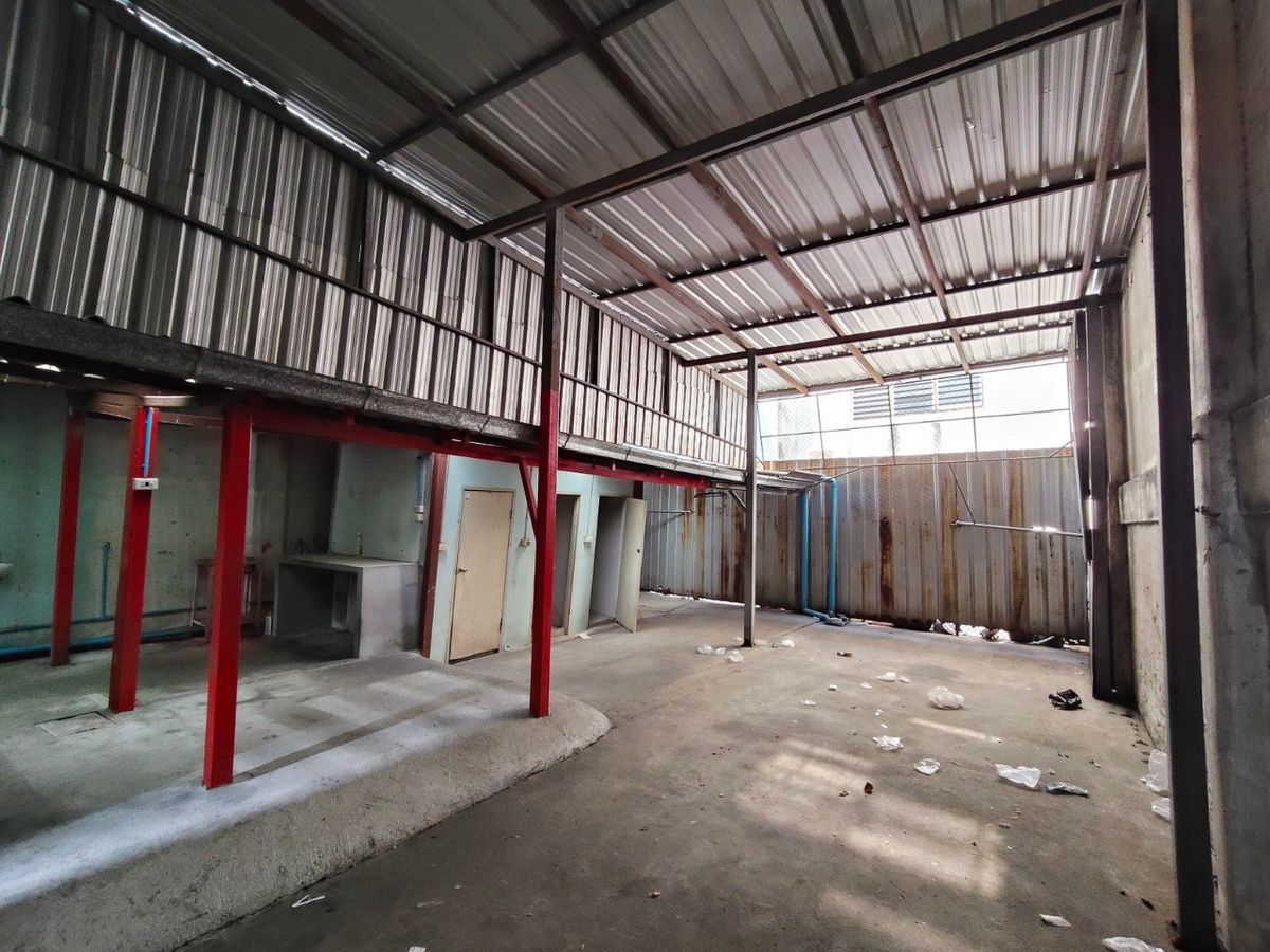 Shop HouseEakachai, Bang Bon : Selling a 4.5 -story commercial building, Ekachai 94 with warehouses and space on the side 🚗 Good location on the main road Ekachai-Bang Bon Near Kanchanaphisek Road, near the expressway 📍 area 44.8 sq.w. with a warehouse behind Can support various busine