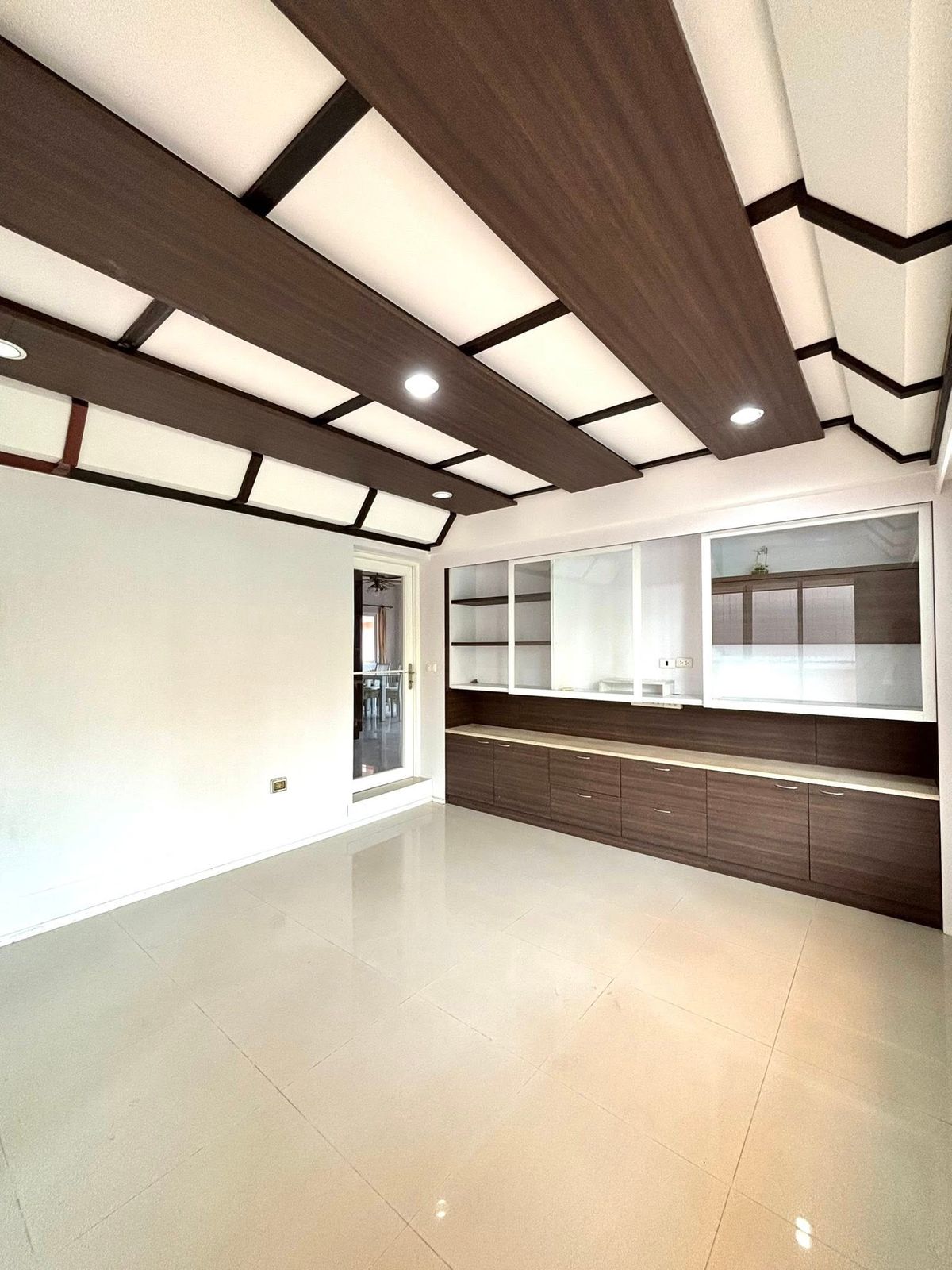 บ้านลาดพร้าว101 แฮปปี้แลนด์ : 🌟 ขาย/ให้เช่าบ้านเดี่ยว 2 ชั้น โครงการ Krongthong Villa Park ทำเลบางกะปิ ขนาดใหญ่ 3 ห้องนอน 3 ห้องน้ำ พร้อมที่จอดรถ 1-2 คัน ตกแต่งครบพร้อมเข้าอยู่ เหมาะสำหรับครอบครัว เดินทางสะดวก ใกล้ห้างสรรพสินค้า โรงเรียน โรงพยาบาล