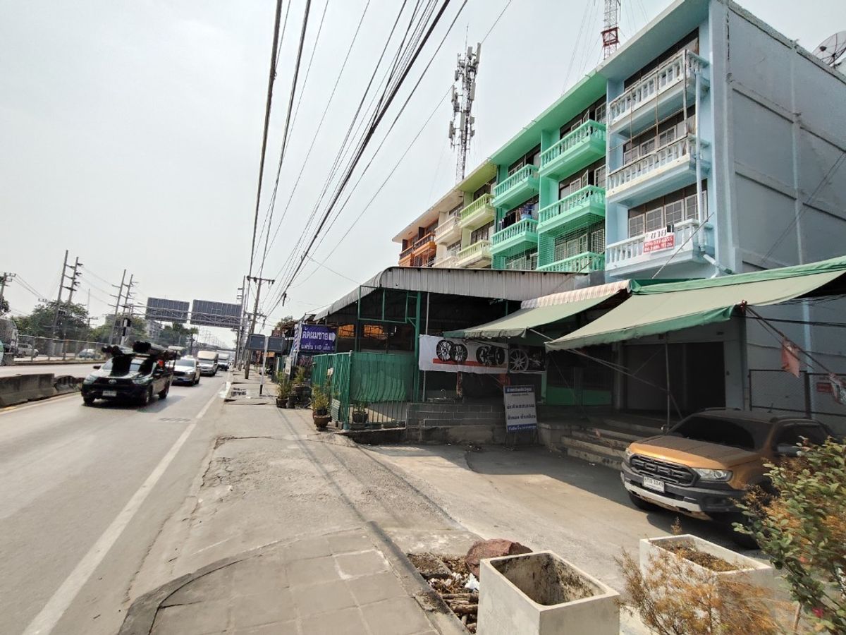 Shop HouseEakachai, Bang Bon : Selling a 4.5 -story commercial building, Ekachai 94 with warehouses and space on the side 🚗 Good location on the main road Ekachai-Bang Bon Near Kanchanaphisek Road, near the expressway 📍 area 44.8 sq.w. with a warehouse behind Can support various busine