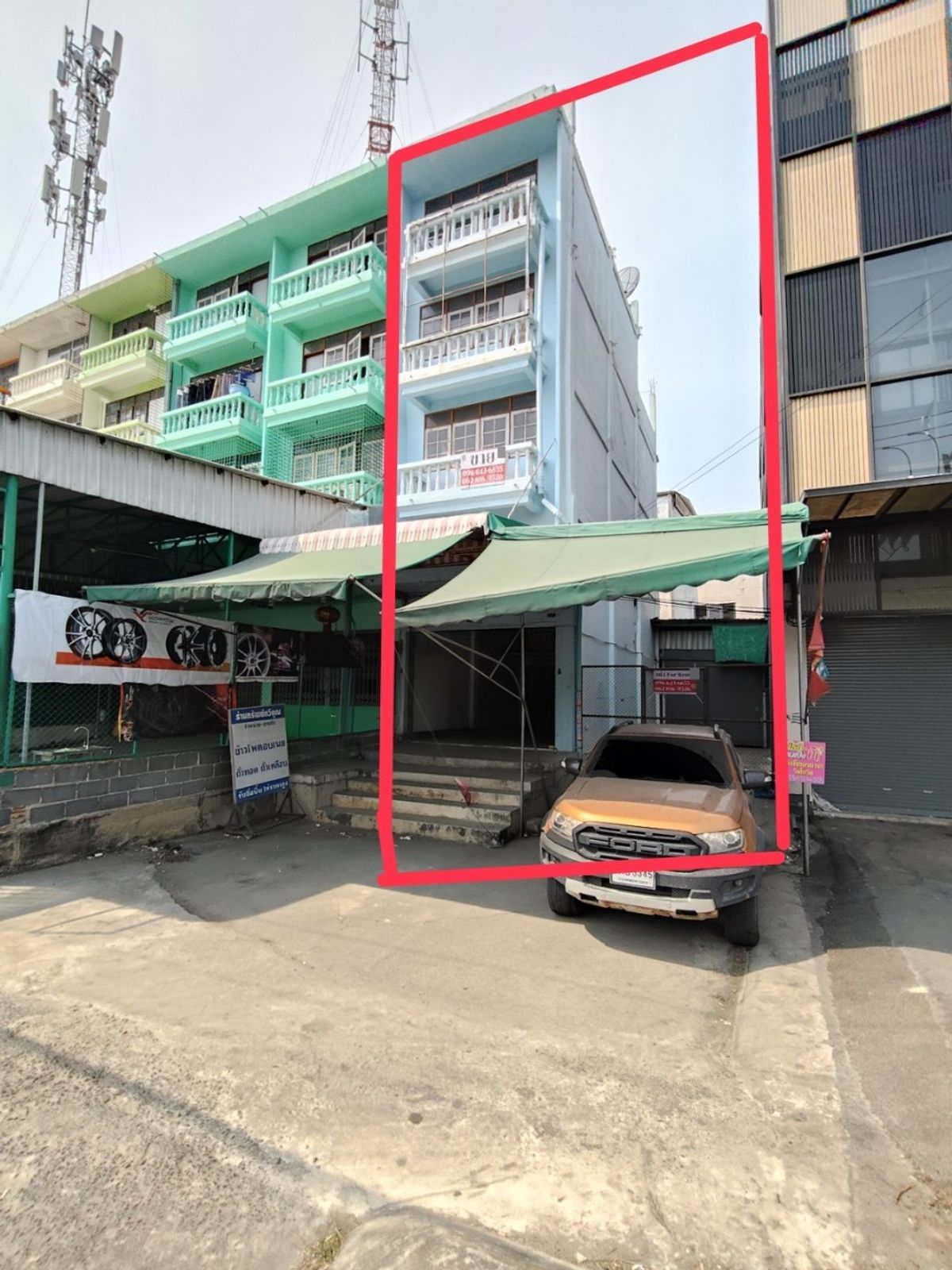 Shop HouseEakachai, Bang Bon : Selling a 4.5 -story commercial building, Ekachai 94 with warehouses and space on the side 🚗 Good location on the main road Ekachai-Bang Bon Near Kanchanaphisek Road, near the expressway 📍 area 44.8 sq.w. with a warehouse behind Can support various busine