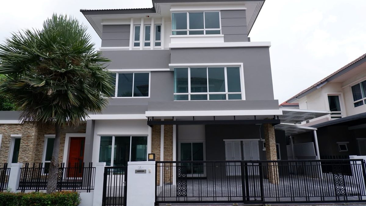HousePattanakan, Srinakarin : 📢👇 3 storey house at Grand Bangkok Boulevard Rama 9-Srinakarin near  Wellington College International School , easily access to major roads like Rama 9 and Ekkamai, enhancing connectivity to Bangkok’s central business districts. 