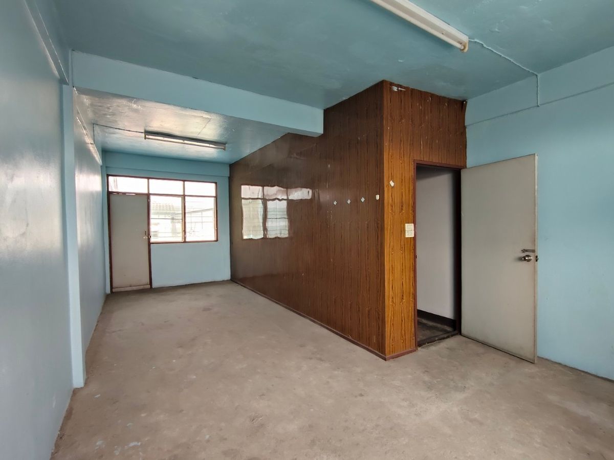 Shop HouseEakachai, Bang Bon : Selling a 4.5 -story commercial building, Ekachai 94 with warehouses and space on the side 🚗 Good location on the main road Ekachai-Bang Bon Near Kanchanaphisek Road, near the expressway 📍 area 44.8 sq.w. with a warehouse behind Can support various busine