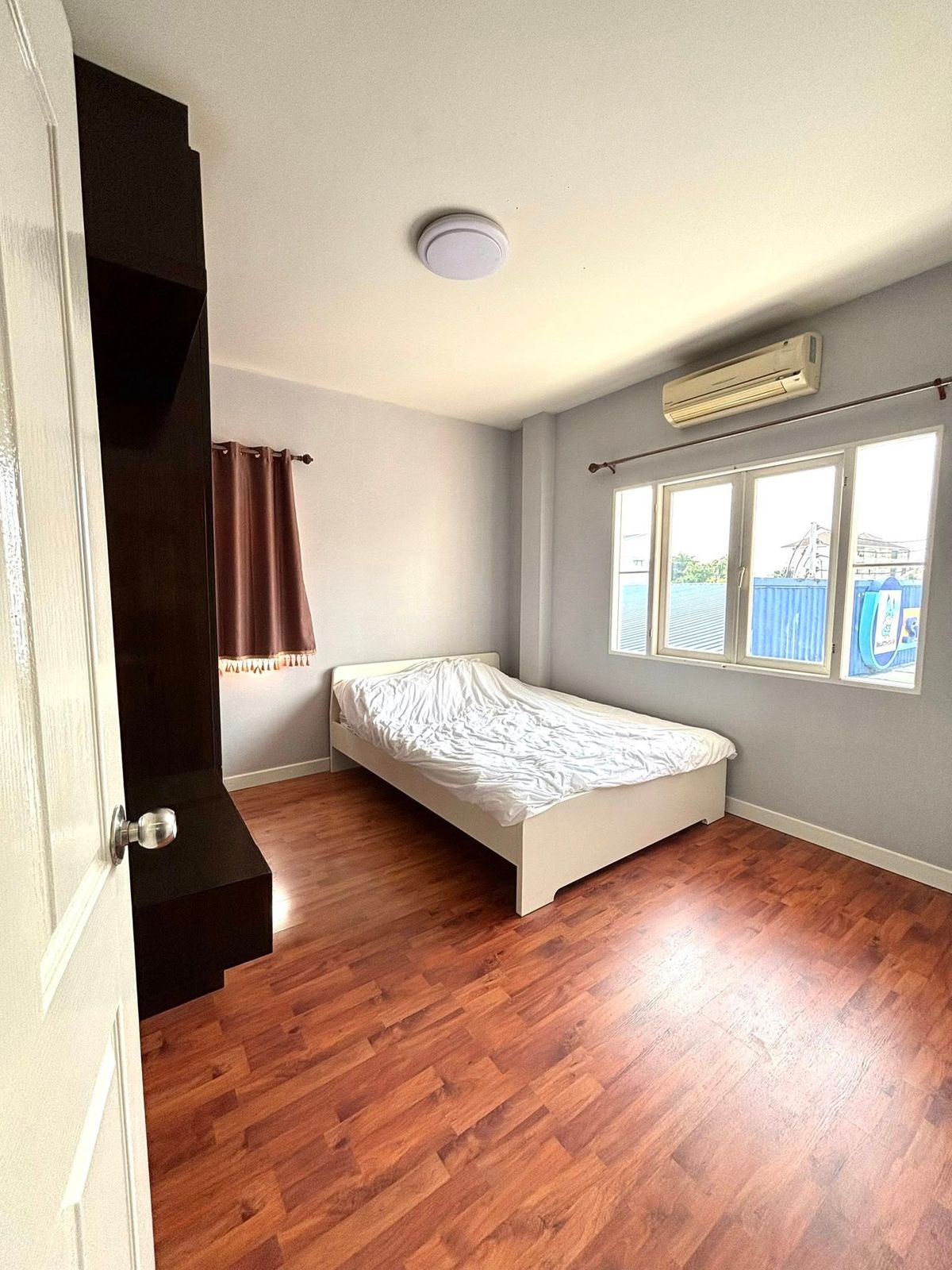 บ้านลาดพร้าว101 แฮปปี้แลนด์ : 🌟 ขาย/ให้เช่าบ้านเดี่ยว 2 ชั้น โครงการ Krongthong Villa Park ทำเลบางกะปิ ขนาดใหญ่ 3 ห้องนอน 3 ห้องน้ำ พร้อมที่จอดรถ 1-2 คัน ตกแต่งครบพร้อมเข้าอยู่ เหมาะสำหรับครอบครัว เดินทางสะดวก ใกล้ห้างสรรพสินค้า โรงเรียน โรงพยาบาล