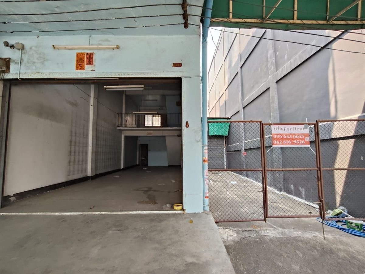 Shop HouseEakachai, Bang Bon : Selling a 4.5 -story commercial building, Ekachai 94 with warehouses and space on the side 🚗 Good location on the main road Ekachai-Bang Bon Near Kanchanaphisek Road, near the expressway 📍 area 44.8 sq.w. with a warehouse behind Can support various busine