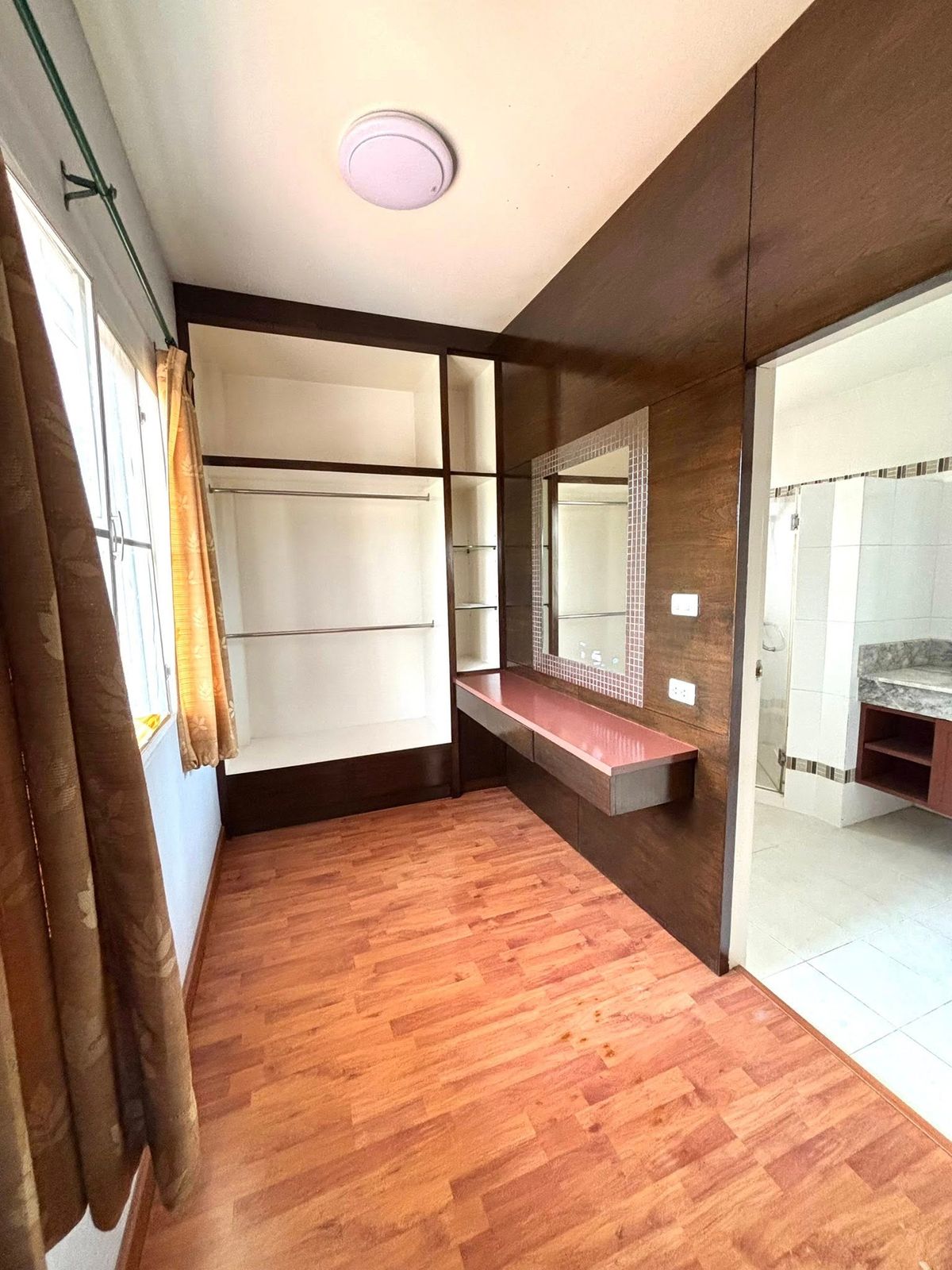 บ้านลาดพร้าว101 แฮปปี้แลนด์ : 🌟 ขาย/ให้เช่าบ้านเดี่ยว 2 ชั้น โครงการ Krongthong Villa Park ทำเลบางกะปิ ขนาดใหญ่ 3 ห้องนอน 3 ห้องน้ำ พร้อมที่จอดรถ 1-2 คัน ตกแต่งครบพร้อมเข้าอยู่ เหมาะสำหรับครอบครัว เดินทางสะดวก ใกล้ห้างสรรพสินค้า โรงเรียน โรงพยาบาล