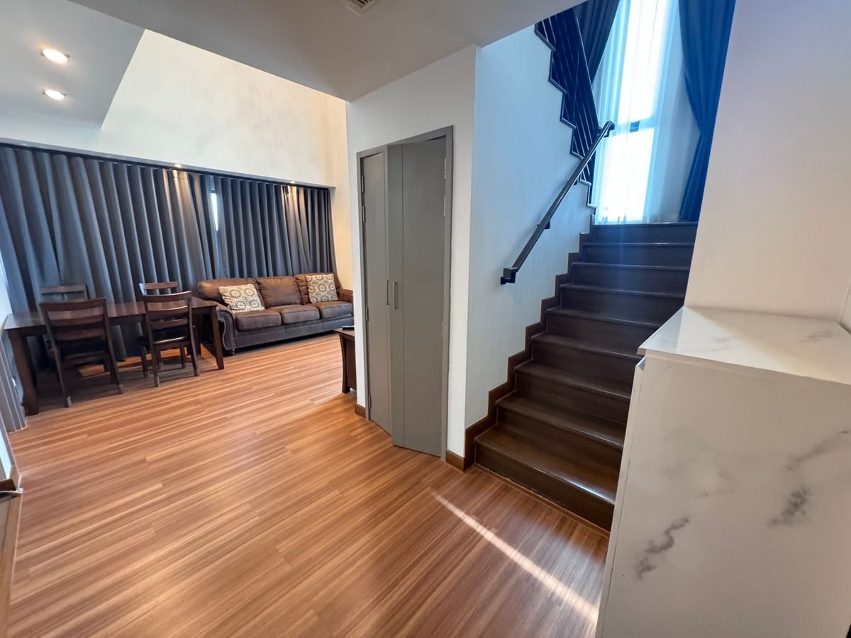 ขายคอนโดวงเวียนใหญ่ เจริญนคร : ขายห้อง Duplex คอนโด Teal Sathorn Taksin ระเบียงกว้าง ติด bts วงเวียนใหญ่ สอบถามได้ครับ