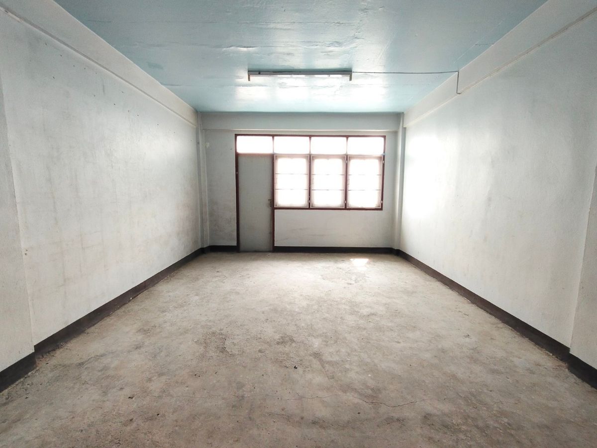 Shop HouseEakachai, Bang Bon : Selling a 4.5 -story commercial building, Ekachai 94 with warehouses and space on the side 🚗 Good location on the main road Ekachai-Bang Bon Near Kanchanaphisek Road, near the expressway 📍 area 44.8 sq.w. with a warehouse behind Can support various busine