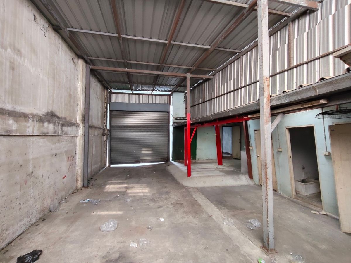 Shop HouseEakachai, Bang Bon : Selling a 4.5 -story commercial building, Ekachai 94 with warehouses and space on the side 🚗 Good location on the main road Ekachai-Bang Bon Near Kanchanaphisek Road, near the expressway 📍 area 44.8 sq.w. with a warehouse behind Can support various busine