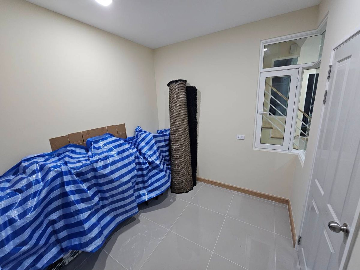 For SaleHousePinklao, Charansanitwong : 🏡 For Sale: Golden Neo & Golden Town Siriraj–Ratchaphruek – 2-Storey Southampton-Style Townhome, 4 Bedrooms, 2 Bathrooms, Fully Furnished with Appliances, 103 sq.m. Spacious Living Area, Prime Location Near MRT/BTS with Complete Amenities