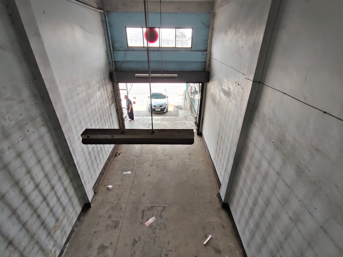 Shop HouseEakachai, Bang Bon : Selling a 4.5 -story commercial building, Ekachai 94 with warehouses and space on the side 🚗 Good location on the main road Ekachai-Bang Bon Near Kanchanaphisek Road, near the expressway 📍 area 44.8 sq.w. with a warehouse behind Can support various busine