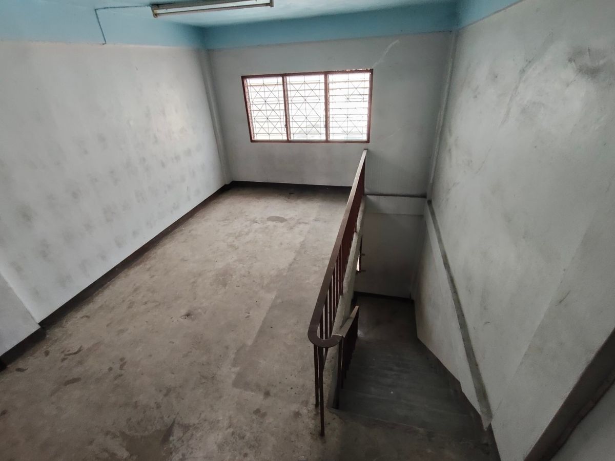 Shop HouseEakachai, Bang Bon : Selling a 4.5 -story commercial building, Ekachai 94 with warehouses and space on the side 🚗 Good location on the main road Ekachai-Bang Bon Near Kanchanaphisek Road, near the expressway 📍 area 44.8 sq.w. with a warehouse behind Can support various busine