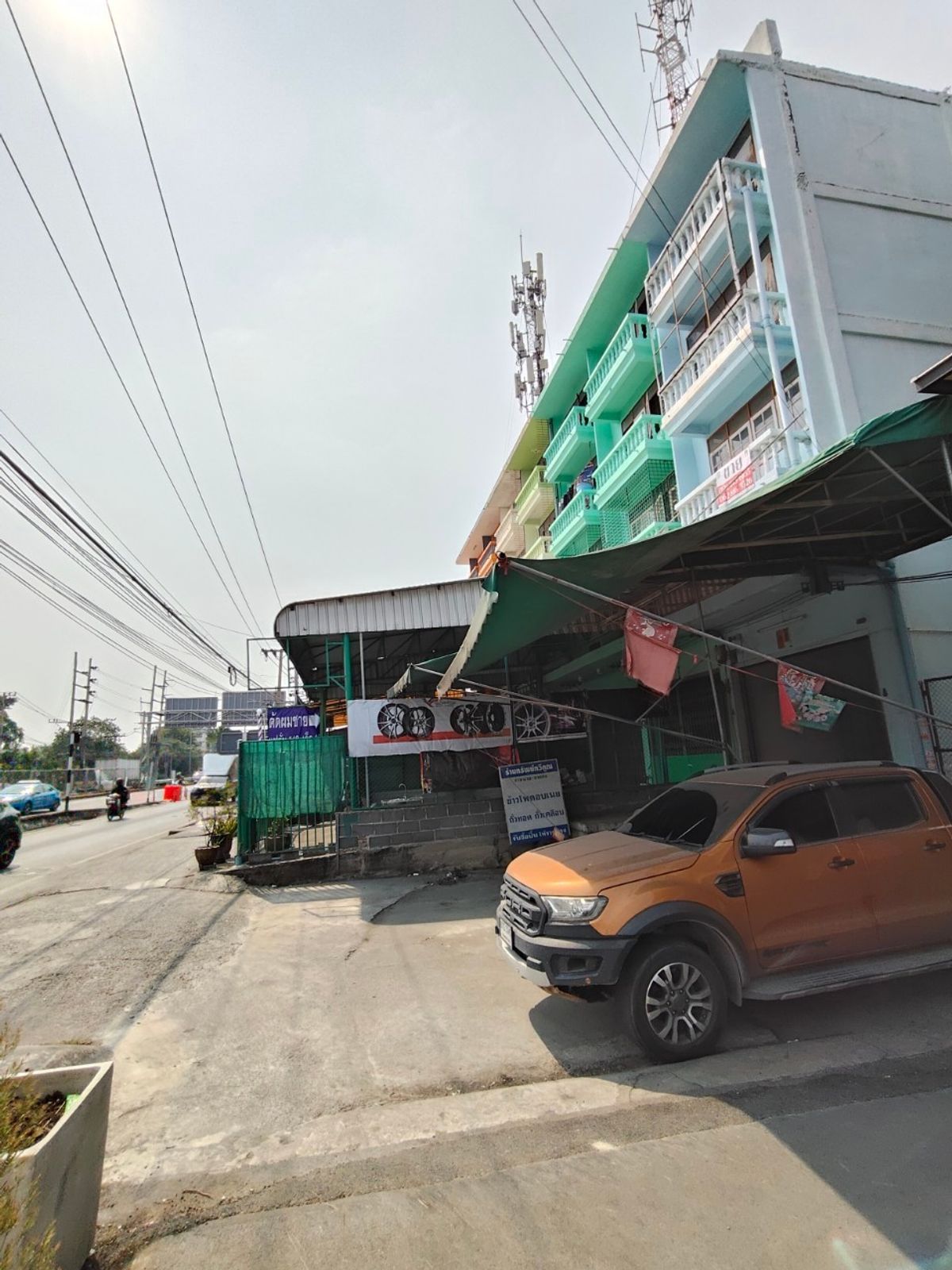 Shop HouseEakachai, Bang Bon : Selling a 4.5 -story commercial building, Ekachai 94 with warehouses and space on the side 🚗 Good location on the main road Ekachai-Bang Bon Near Kanchanaphisek Road, near the expressway 📍 area 44.8 sq.w. with a warehouse behind Can support various busine