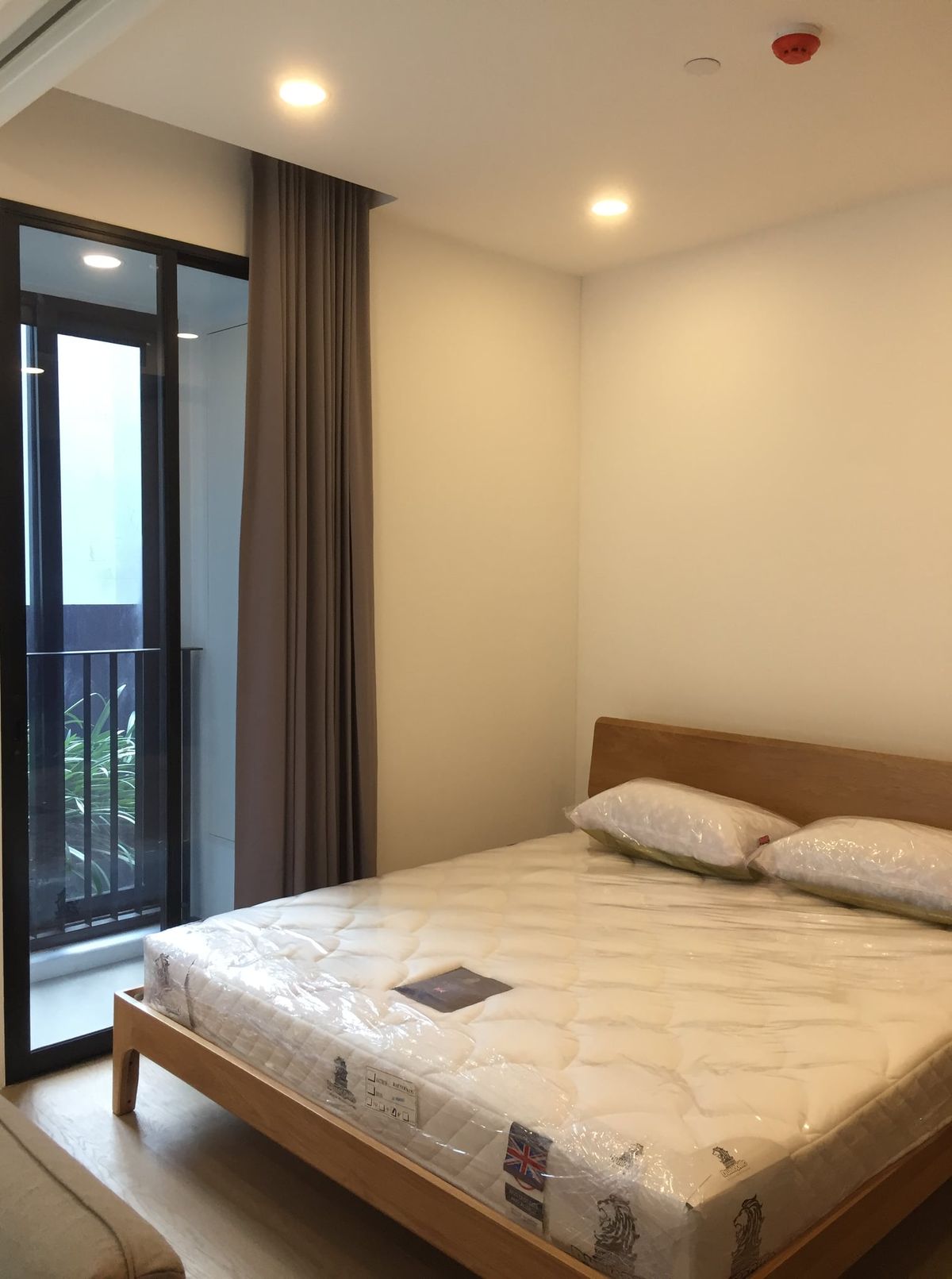 For RentCondoSiam Paragon ,Chulalongkorn,Samyan : Ashton Chula Silom【𝐑𝐄𝐍𝐓】🔥Classic wood-tone rooms add a touch of relaxation and aesthetics to every aspect of your life.🔥  Contact Line ID: @hacondo