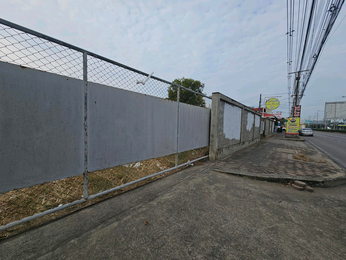 ขายที่ดินปทุมธานี รังสิต ธรรมศาสตร์ : ขายที่ดินติดถนนหมายเลข 3312 (ถนนลำลูกกาฝั่งขาเข้ากรุงเทพฯ) ถมแล้วเต็มพื้นที่ มีรั้วปูน และประตูปิด-เปิด 