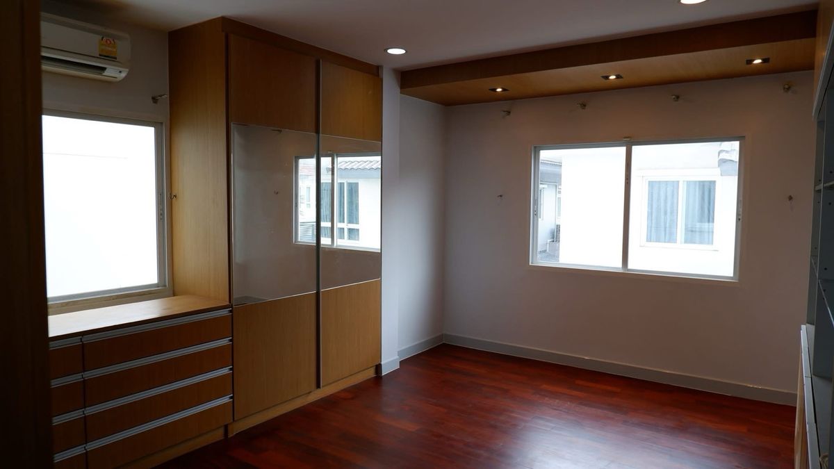 บ้านพัฒนาการ ศรีนครินทร์ : 📢👇 บ้าน 3 ชั้น ที่โครงการแกรนด์ แบงค็อก บูเลอวาร์ด พระราม 9-ศรีนครินทร์ ใกล้โรงเรียนนานาชาติเวลลิงตันคอลเลจ เดินทางสะดวก ใกล้ถนนสายหลักอย่างพระราม 9 และเอกมัย เชื่อมต่อเขตธุรกิจใจกลางกรุงเทพฯ ได้อย่างง่ายดาย