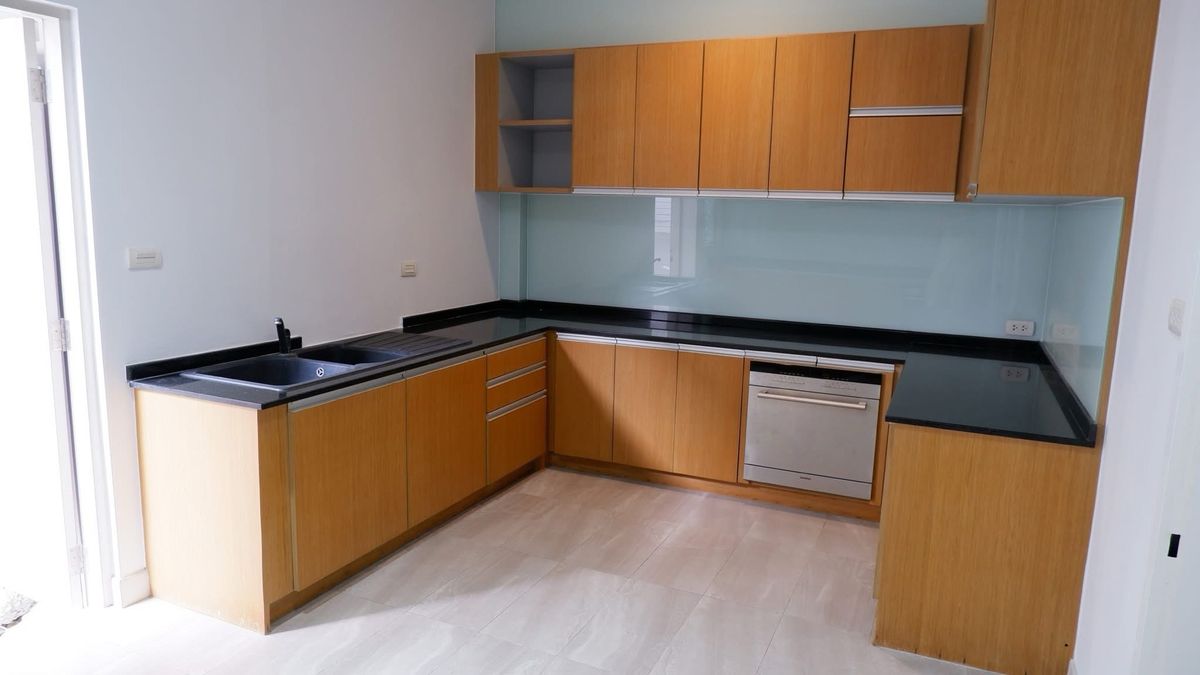 บ้านพัฒนาการ ศรีนครินทร์ : 📢👇 บ้าน 3 ชั้น ที่โครงการแกรนด์ แบงค็อก บูเลอวาร์ด พระราม 9-ศรีนครินทร์ ใกล้โรงเรียนนานาชาติเวลลิงตันคอลเลจ เดินทางสะดวก ใกล้ถนนสายหลักอย่างพระราม 9 และเอกมัย เชื่อมต่อเขตธุรกิจใจกลางกรุงเทพฯ ได้อย่างง่ายดาย