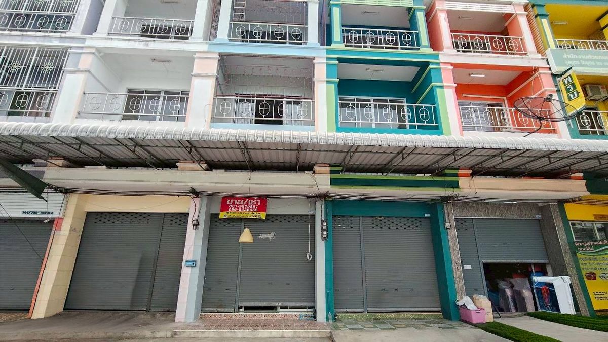 For SaleShop HouseMahachai Samut Sakhon : 🔥 Urgent sale of 3.5 -story commercial buildings, new renovations The Economic Road Project 1, Golden Location next to the sky market, in front of the building there is a parking lot. The front is Kasikorn Bank. Suitable for opening a shop or living.