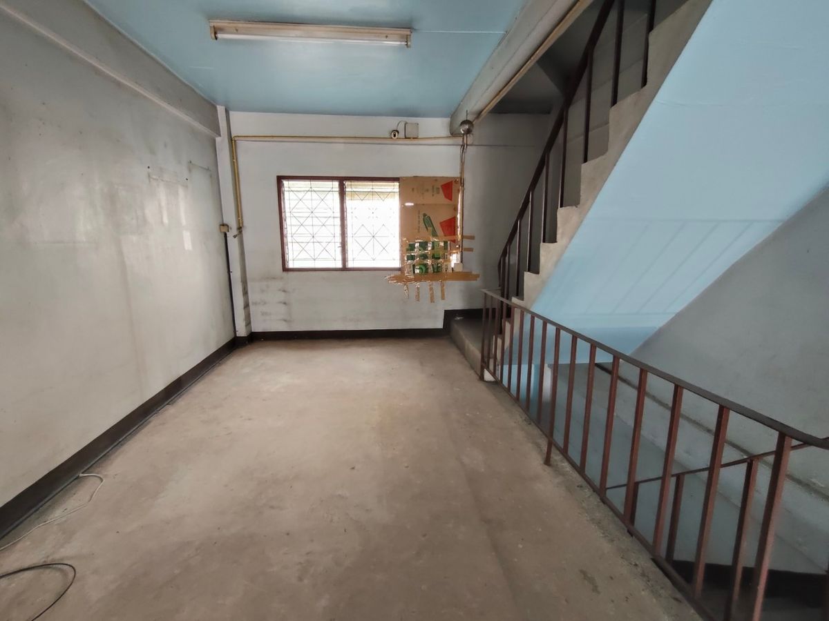 Shop HouseEakachai, Bang Bon : Selling a 4.5 -story commercial building, Ekachai 94 with warehouses and space on the side 🚗 Good location on the main road Ekachai-Bang Bon Near Kanchanaphisek Road, near the expressway 📍 area 44.8 sq.w. with a warehouse behind Can support various busine