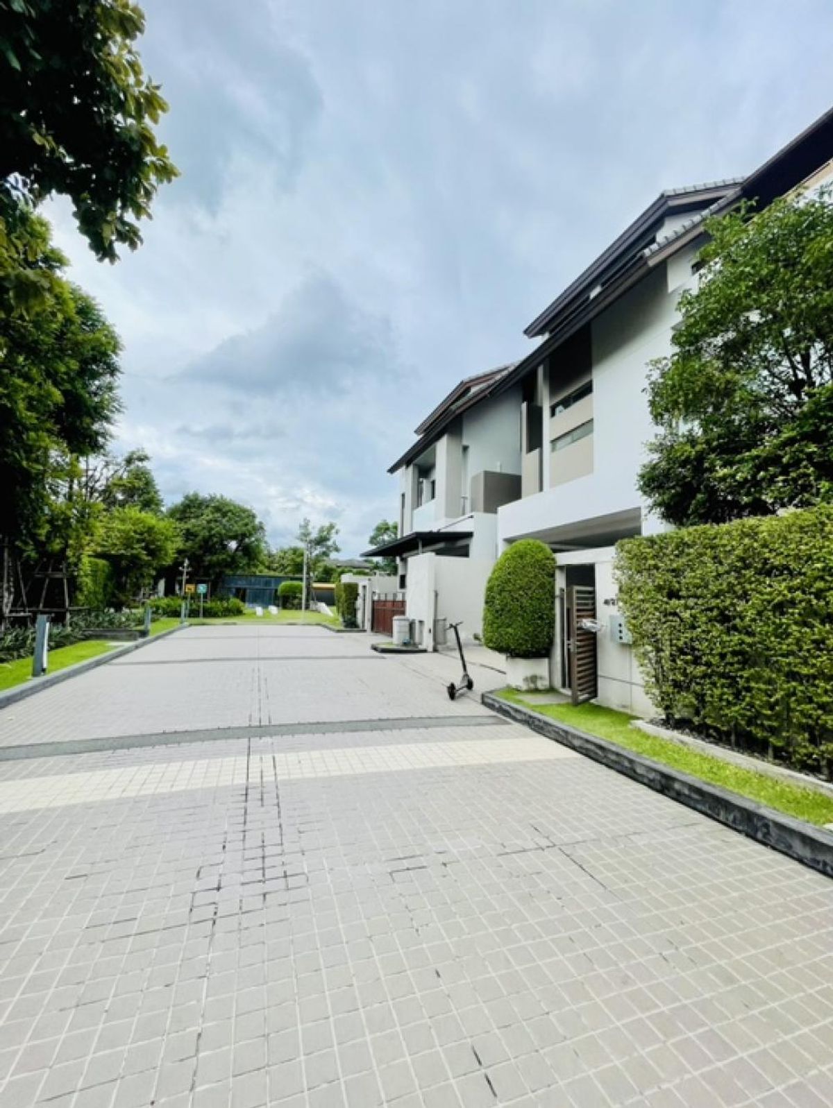 ขายบ้านเลียบทางด่วนรามอินทรา : 54.4ตรว 4นอน4น้ำ บ้านเดี่ยว 3 ชั้น ไพรเวท เนอวานา เรสสิเดนซ์ 