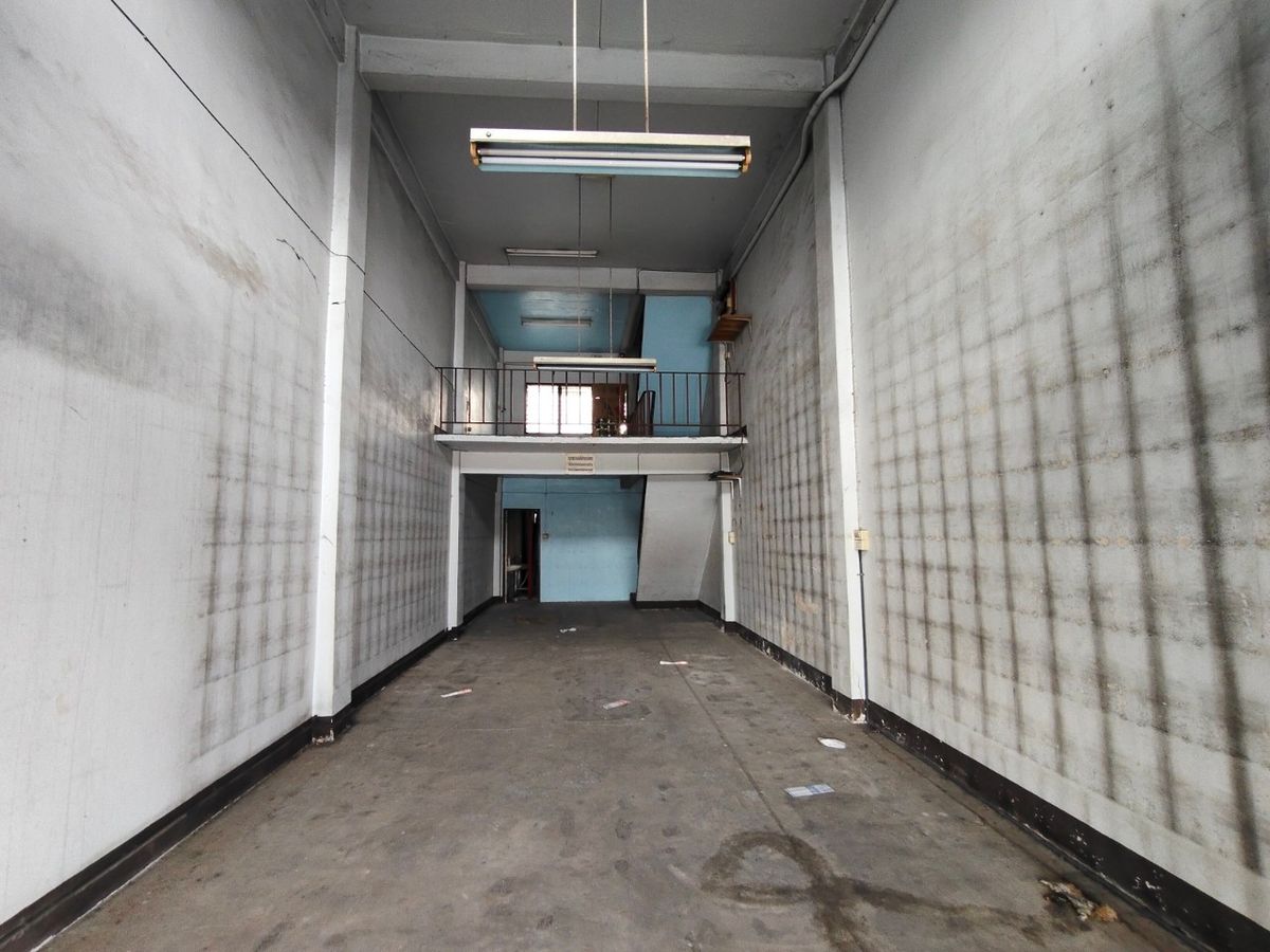 Shop HouseEakachai, Bang Bon : Selling a 4.5 -story commercial building, Ekachai 94 with warehouses and space on the side 🚗 Good location on the main road Ekachai-Bang Bon Near Kanchanaphisek Road, near the expressway 📍 area 44.8 sq.w. with a warehouse behind Can support various busine