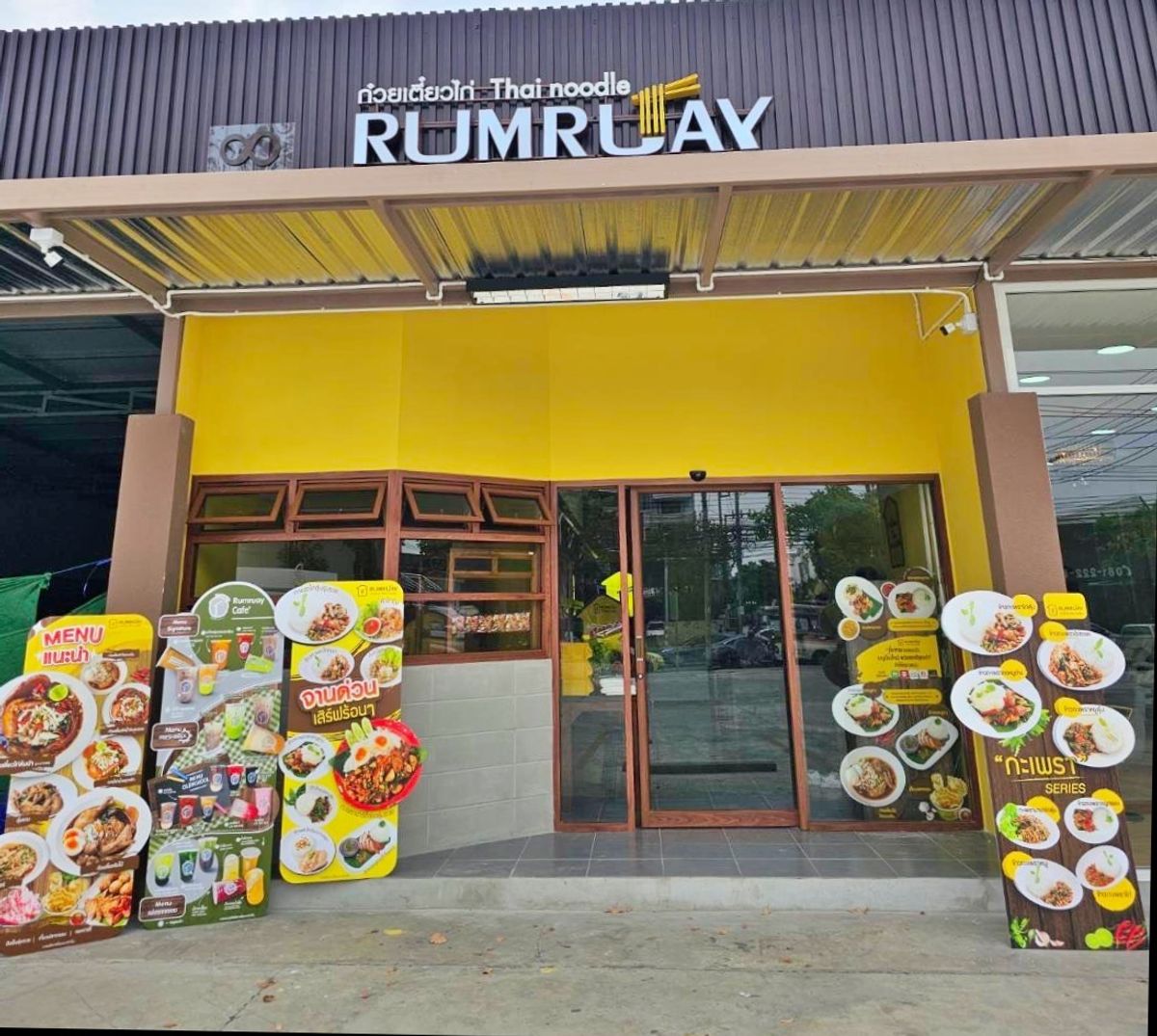 For LeaseholdRetail SpacePattanakan, Srinakarin : Restaurant-Onnut Chicken Noodle, on the main road, has a kitchen stir-fry and a separate noodle kitchen.