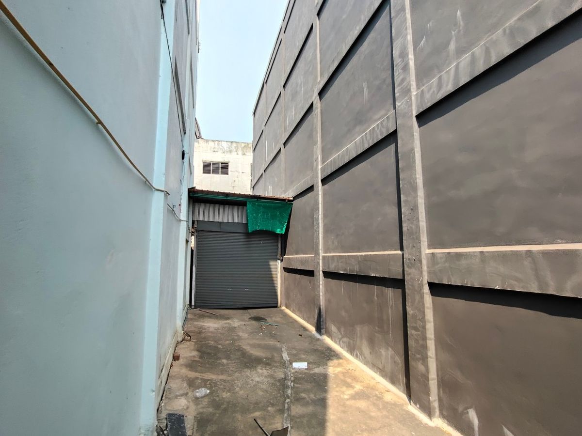 Shop HouseEakachai, Bang Bon : Selling a 4.5 -story commercial building, Ekachai 94 with warehouses and space on the side 🚗 Good location on the main road Ekachai-Bang Bon Near Kanchanaphisek Road, near the expressway 📍 area 44.8 sq.w. with a warehouse behind Can support various busine