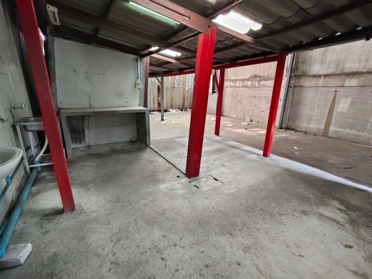 Shop HouseEakachai, Bang Bon : Selling a 4.5 -story commercial building, Ekachai 94 with warehouses and space on the side 🚗 Good location on the main road Ekachai-Bang Bon Near Kanchanaphisek Road, near the expressway 📍 area 44.8 sq.w. with a warehouse behind Can support various busine