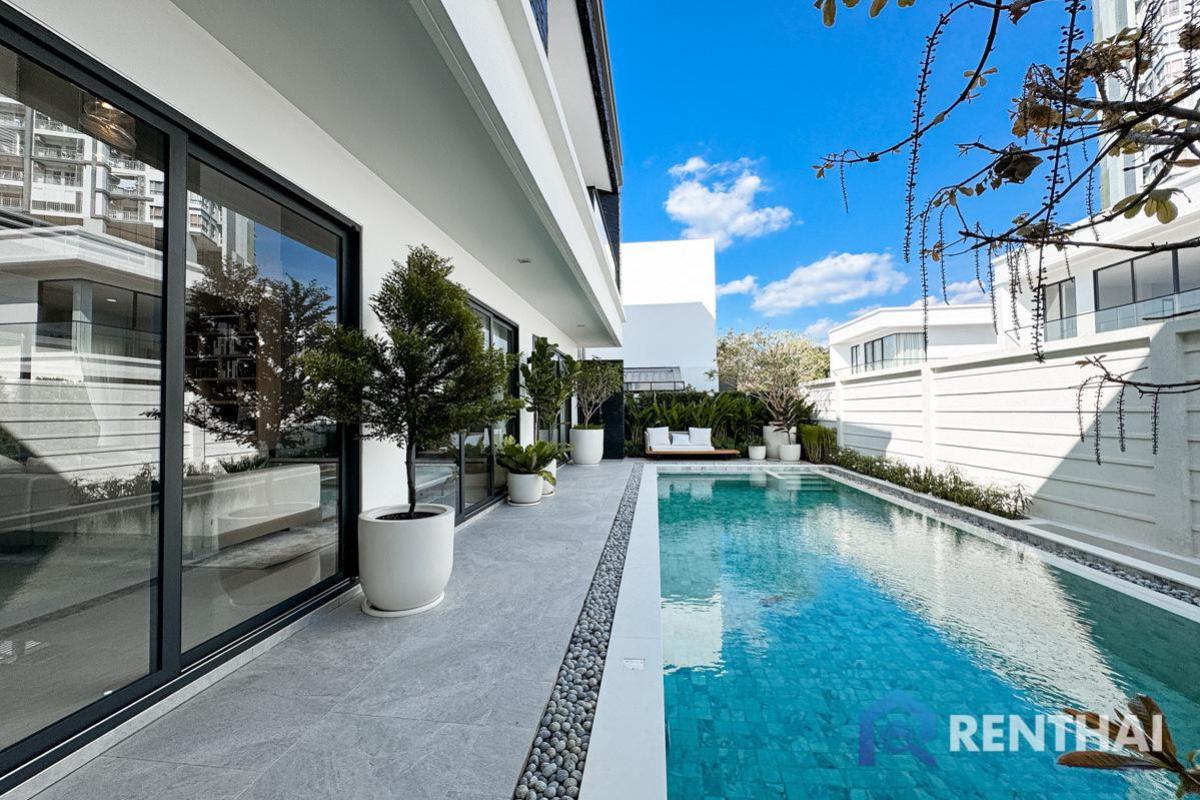 Exclusive Pool Villas in the Heart of Pattaya Loading...