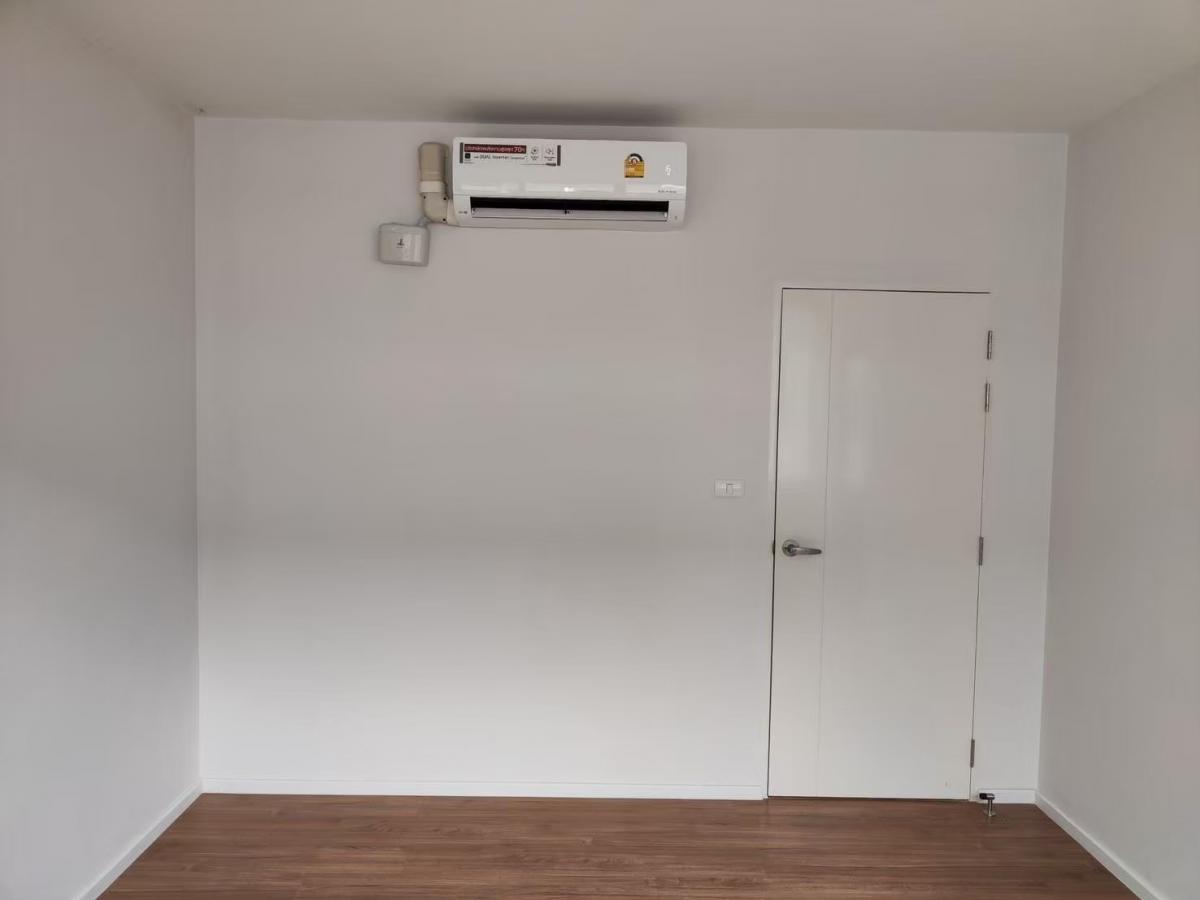 ขายทาวน์โฮมเสรีไทย-นิด้า : ทาวน์โฮมหรู 4 ห้องนอน ใจกลางลาดพร้าว-เสรีไทย พร้อมเข้าอยู่ทันที Luxury 4-Bed Townhome in Ladprao-Serithai, Ready to Move In Now เช่าเพียง 28,000 บ./ด. เฟอร์ครบ พร้อมสิ่งอำนวยความสะดวกครบครัน Rent Only 28,000 THB/month, Fully Furnished with Top Ameniti