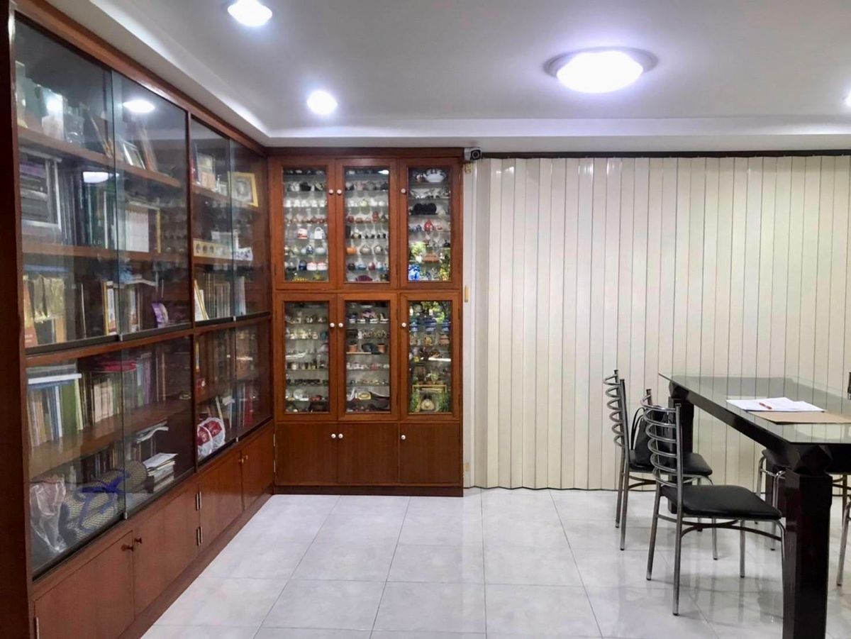 ขายบ้านพัฒนาการ ศรีนครินทร์ : ขายบ้านเดี่ยว 2 ชั้น ทำเลศักยภาพ – Seri Rama 9 Soi 58 Yaek 8 บ้านเดี่ยว 2 ชั้น พื้นที่กว้างขวาง พร้อมเรือนรับรองในพื้นที่เดียวกัน เหมาะสำหรับครอบครัวใหญ่หรือผู้ที่ต้องการพื้นที่ใช้สอยครบครัน