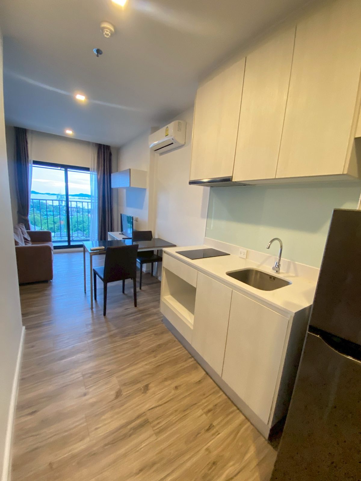 For RentCondoSriracha Laem Chabang Ban Bueng : Rent Knightsbridge The Ocean Sriacha. Beautiful sea view condo with furniture. In the heart of Sriracha