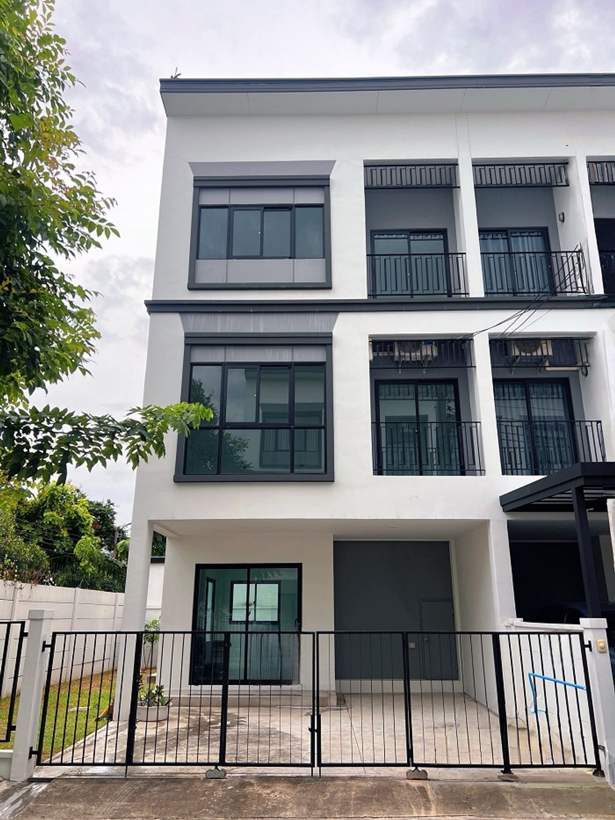 For SaleTownhomeSamut Prakan,Samrong : 3-storey townhome for sale, Lumpini Town, Sukhumvit-Srinakarin Soi Sukhumvit 113 Samut Prakan.