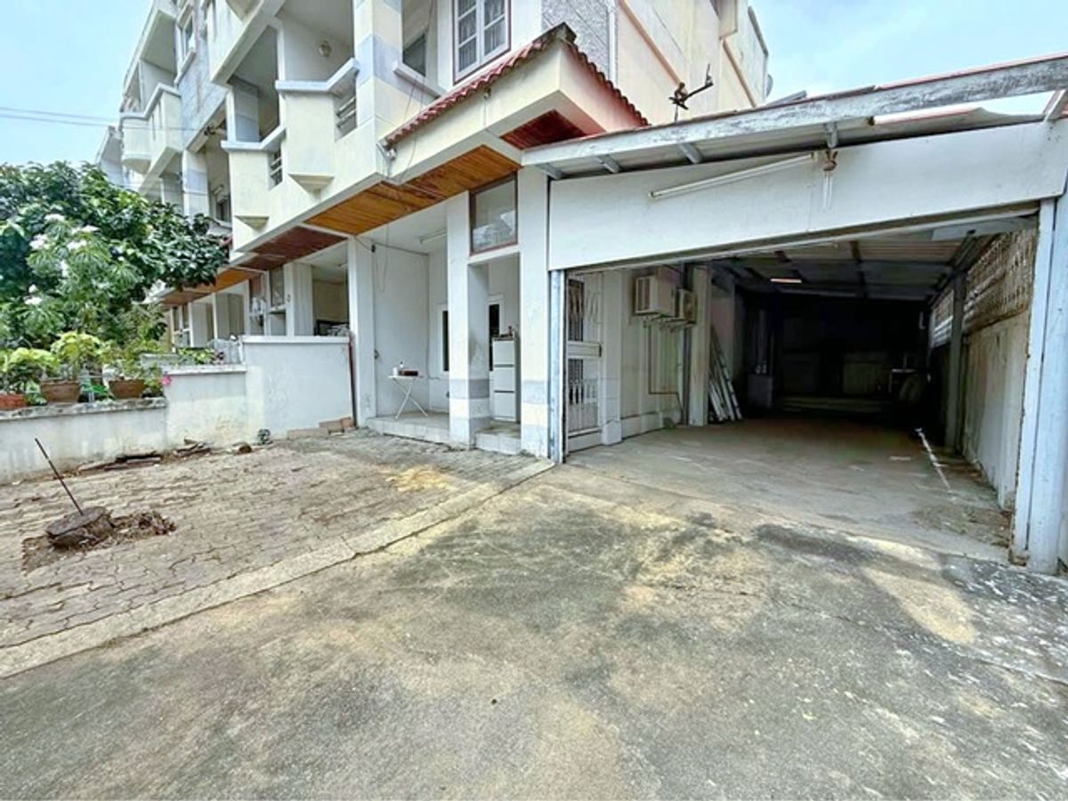 For RentTownhomeOnnut, Udomsuk : Bangkok Patana Inter Sch.500 m. Lasalle 28-34 Sukhumvit 105 3-story house 3-4Parking for rent BTS Ba