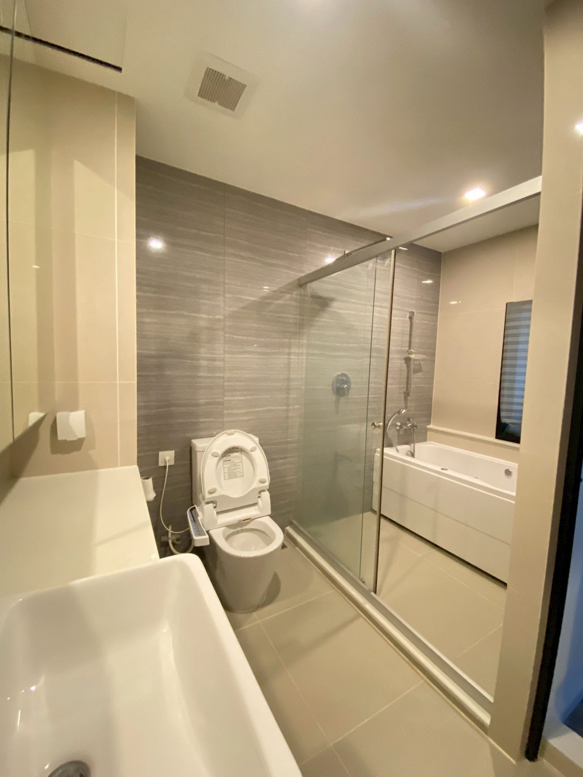 ให้เช่าคอนโดศรีราชา แหลมฉบัง บ้านบึง : ให้เช่า Knightsbridge The Ocean Sriracha คอนโดวิวทะเล ห้องสวย พร้อมเฟอร์นิเจอร์ ใจกลางศรีราชา