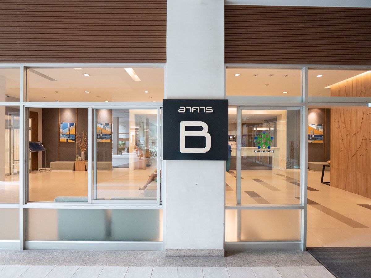 For SaleCondoRama3 (Riverside),Satupadit : Condo for sale, Lumpini Park Riverside Rama 3 Lumpini Park Riverside-Rama 3 condo on the Chao Phraya River. The only place of Lumpini The room is very beautiful, genuine woodwork, unique design, of course. Really full price. Very good value. 1 bedroom, 32