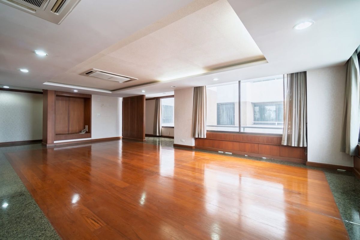 ขายคอนโดสุขุมวิท อโศก ทองหล่อ : 📢 ถูกกว่านี้ ไม่มีอีกแล้ว!ห้องขนาดใหญ่ ใจกลางอโศก ระเบียงใหญ่ เดินทางสะดวกมาก พร้อมสิ่งอำนวยความสะดวกครบครัน เหมาะทั้งอยู่เองและลงทุน