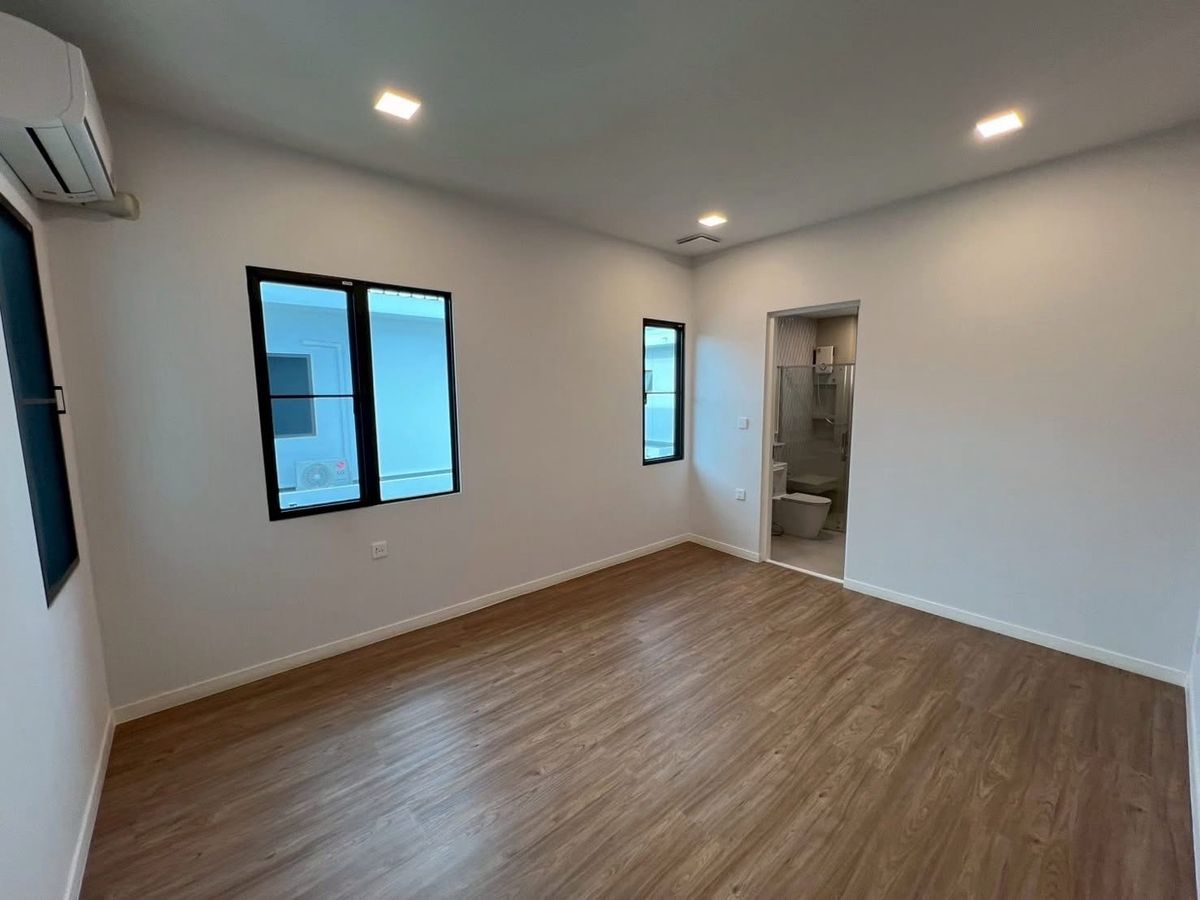 บ้านสมุทรปราการ สำโรง : 📢👇บ้านทำเลศักยภาพ! บ้านแปลงมุมในโครงการมัณฑนา บางนา กม.15 ใกล้คลับเฮาส์และทะเลสาบ พร้อม EV Charger