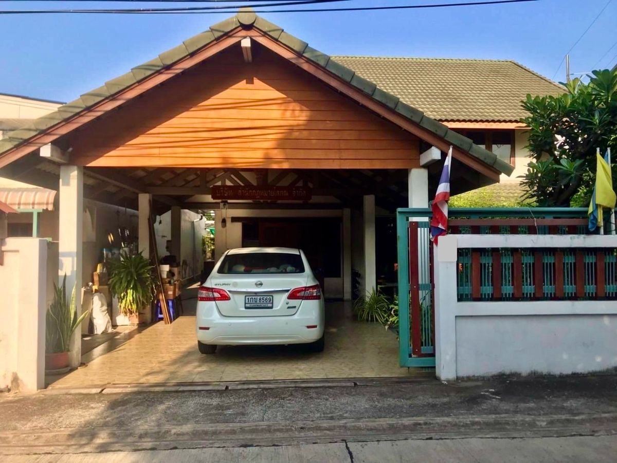 ขายบ้านพัฒนาการ ศรีนครินทร์ : ขายบ้านเดี่ยว 2 ชั้น ทำเลศักยภาพ – Seri Rama 9 Soi 58 Yaek 8 บ้านเดี่ยว 2 ชั้น พื้นที่กว้างขวาง พร้อมเรือนรับรองในพื้นที่เดียวกัน เหมาะสำหรับครอบครัวใหญ่หรือผู้ที่ต้องการพื้นที่ใช้สอยครบครัน