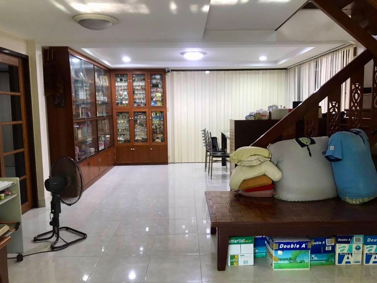 ขายบ้านพัฒนาการ ศรีนครินทร์ : ขายบ้านเดี่ยว 2 ชั้น ทำเลศักยภาพ – Seri Rama 9 Soi 58 Yaek 8 บ้านเดี่ยว 2 ชั้น พื้นที่กว้างขวาง พร้อมเรือนรับรองในพื้นที่เดียวกัน เหมาะสำหรับครอบครัวใหญ่หรือผู้ที่ต้องการพื้นที่ใช้สอยครบครัน