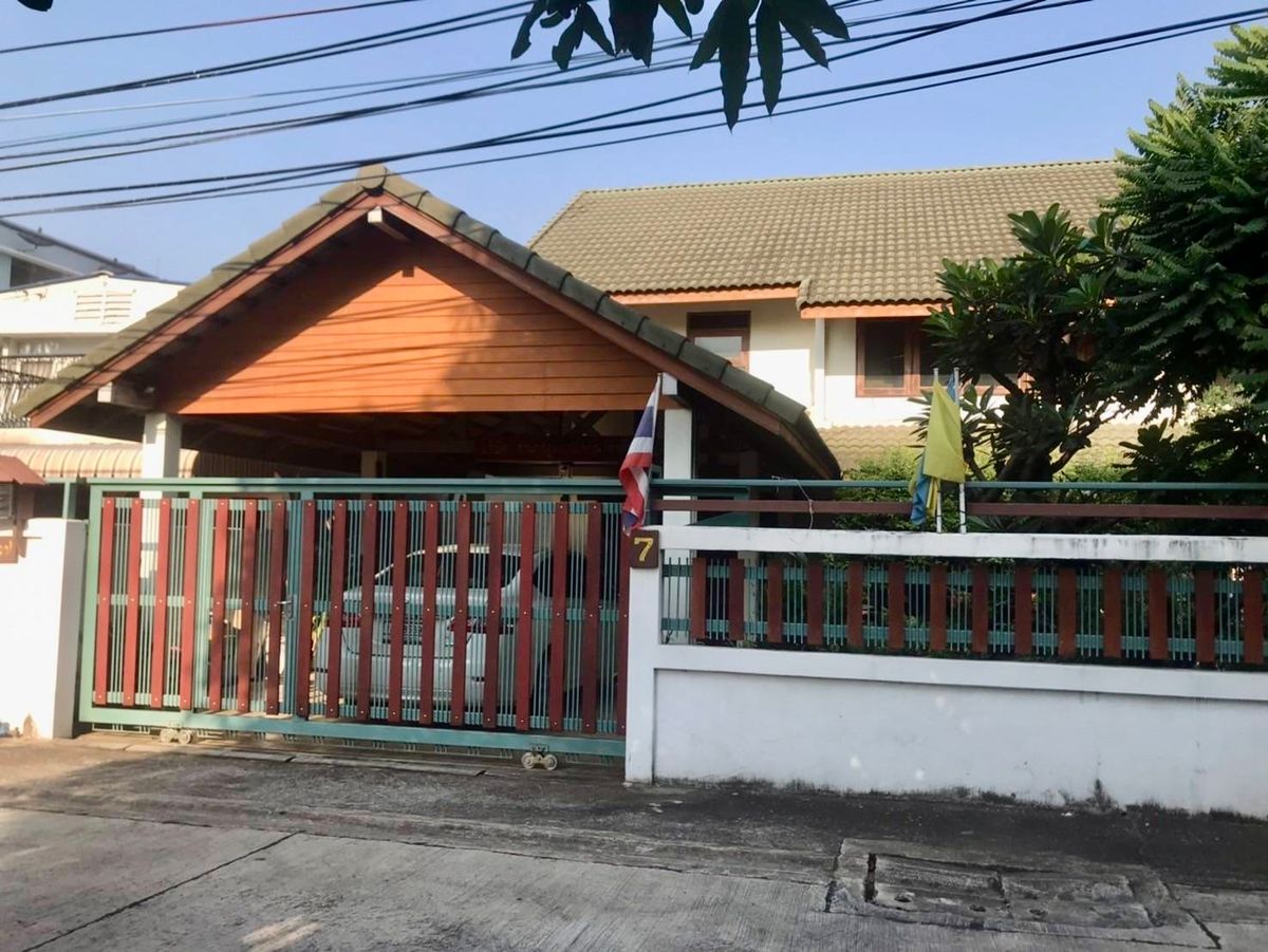 ขายบ้านพัฒนาการ ศรีนครินทร์ : ขายบ้านเดี่ยว 2 ชั้น ทำเลศักยภาพ – Seri Rama 9 Soi 58 Yaek 8 บ้านเดี่ยว 2 ชั้น พื้นที่กว้างขวาง พร้อมเรือนรับรองในพื้นที่เดียวกัน เหมาะสำหรับครอบครัวใหญ่หรือผู้ที่ต้องการพื้นที่ใช้สอยครบครัน