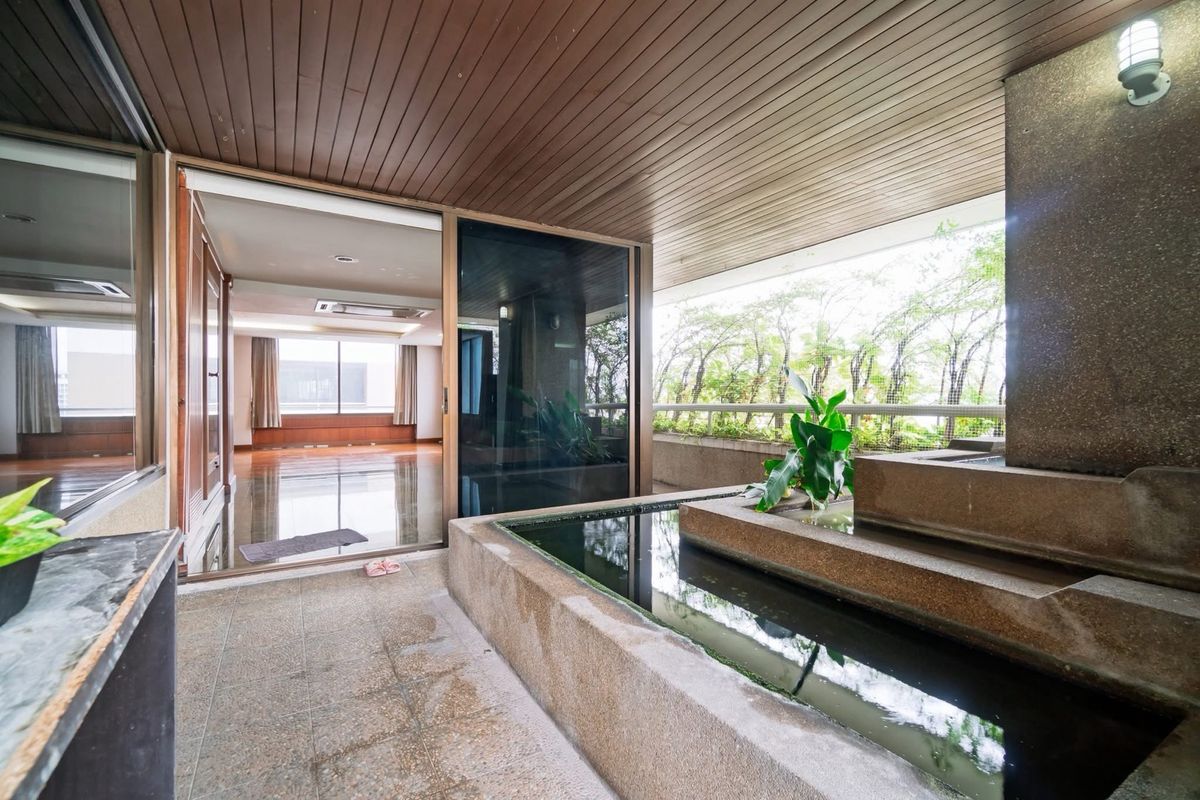 ขายคอนโดสุขุมวิท อโศก ทองหล่อ : 📢 ถูกกว่านี้ ไม่มีอีกแล้ว!ห้องขนาดใหญ่ ใจกลางอโศก ระเบียงใหญ่ เดินทางสะดวกมาก พร้อมสิ่งอำนวยความสะดวกครบครัน เหมาะทั้งอยู่เองและลงทุน