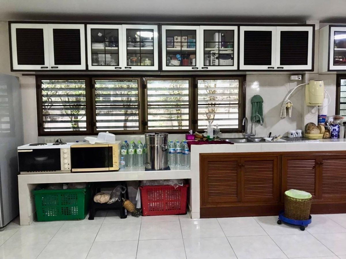 ขายบ้านพัฒนาการ ศรีนครินทร์ : ขายบ้านเดี่ยว 2 ชั้น ทำเลศักยภาพ – Seri Rama 9 Soi 58 Yaek 8 บ้านเดี่ยว 2 ชั้น พื้นที่กว้างขวาง พร้อมเรือนรับรองในพื้นที่เดียวกัน เหมาะสำหรับครอบครัวใหญ่หรือผู้ที่ต้องการพื้นที่ใช้สอยครบครัน