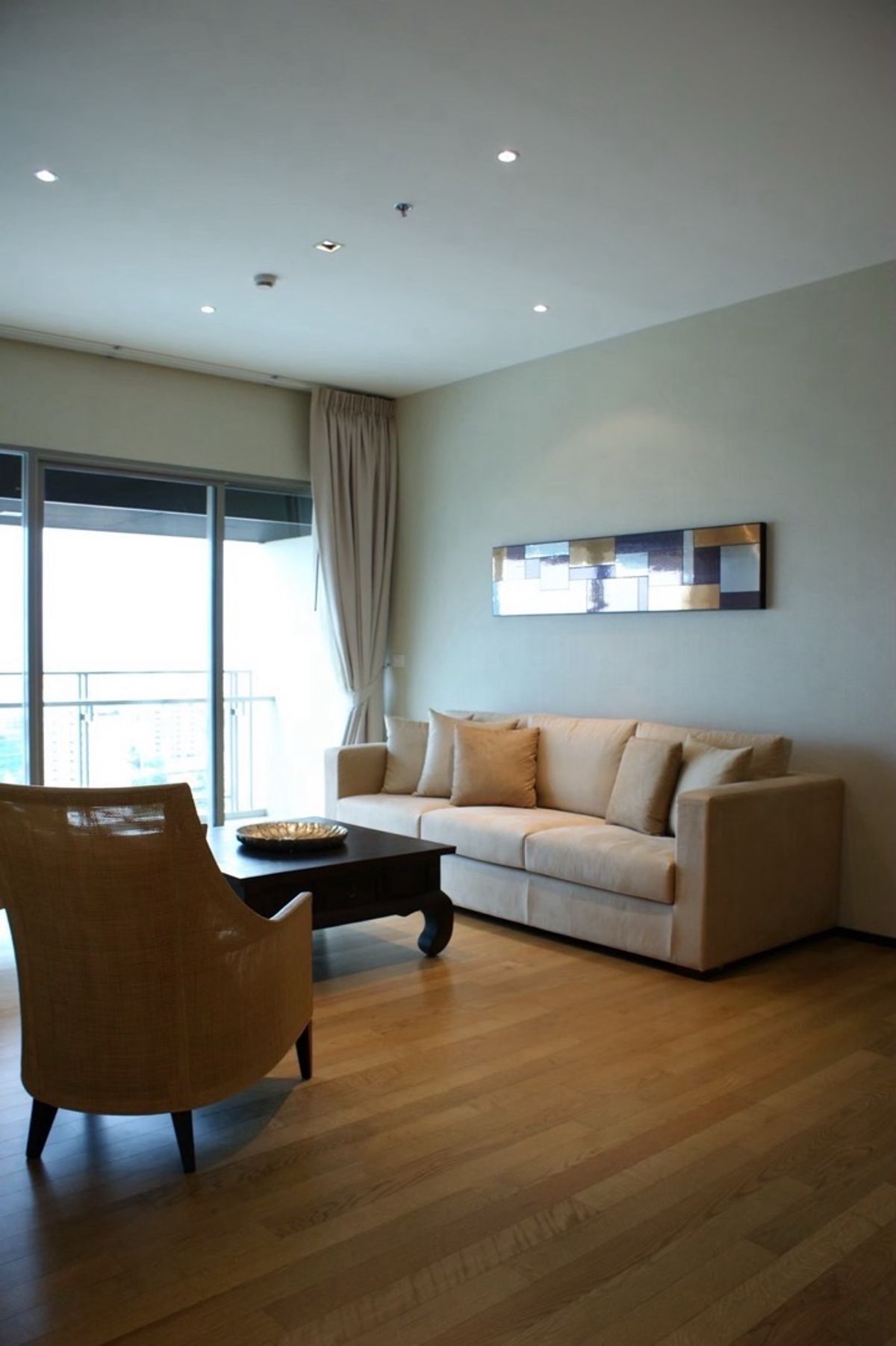 For RentCondoSukhumvit, Asoke, Thonglor : 📢👇Spacious unit  in Em district area, very close to BTS, nice decoration, fully furnished, long balcony 