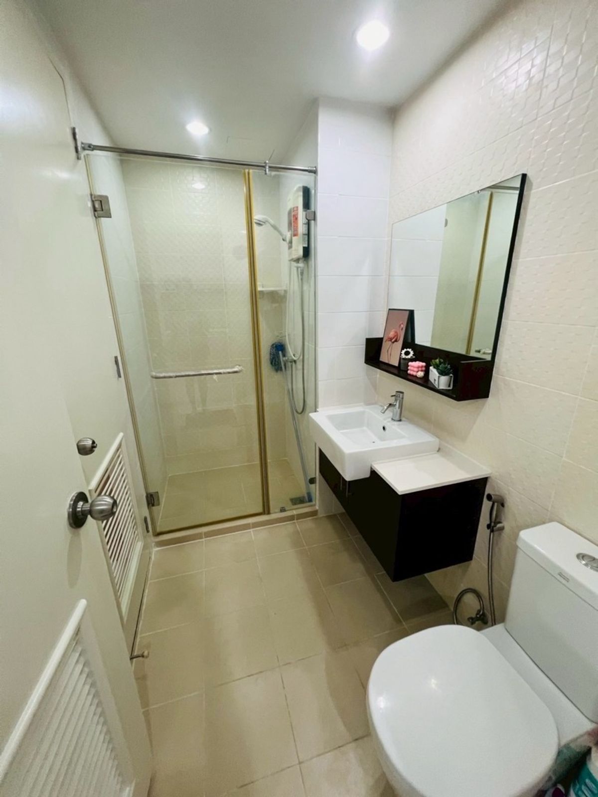 ขายคอนโดพระราม 9 เพชรบุรีตัดใหม่ RCA : 💸 ขายคอนโด The Mark Ratchada-Airportlink ราคา 2.59 ลบ. ขนาด 38 ตร.ม. 1 Bedroom ชั้น 17 เพดานสูง โปร่ง โล่งสบาย ระเบียงกว้างมาก คอนโด High Rise สูงทั้งหมด 25 ชั้น จำนวนยูนิตน้อยเพียง 420 ยูนิต เป็นส่วนตัว ไร้ความวุ่นวาย ที่จอดรถเพียงพอ 
