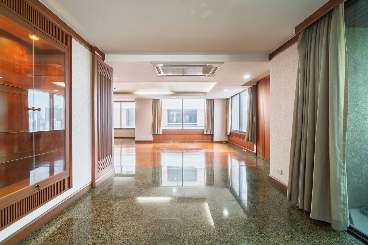 ขายคอนโดสุขุมวิท อโศก ทองหล่อ : 📢 ถูกกว่านี้ ไม่มีอีกแล้ว!ห้องขนาดใหญ่ ใจกลางอโศก ระเบียงใหญ่ เดินทางสะดวกมาก พร้อมสิ่งอำนวยความสะดวกครบครัน เหมาะทั้งอยู่เองและลงทุน