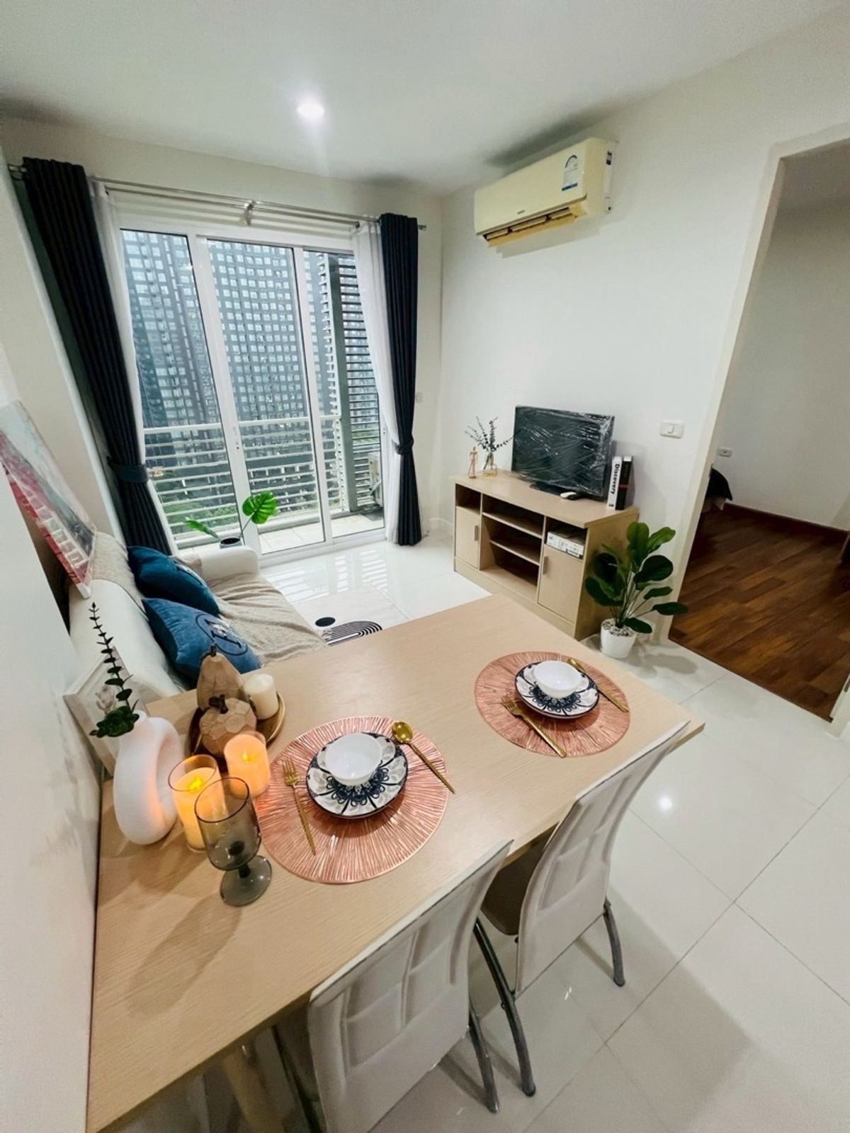 ขายคอนโดพระราม 9 เพชรบุรีตัดใหม่ RCA : 💸 ขายคอนโด The Mark Ratchada-Airportlink ราคา 2.59 ลบ. ขนาด 38 ตร.ม. 1 Bedroom ชั้น 17 เพดานสูง โปร่ง โล่งสบาย ระเบียงกว้างมาก คอนโด High Rise สูงทั้งหมด 25 ชั้น จำนวนยูนิตน้อยเพียง 420 ยูนิต เป็นส่วนตัว ไร้ความวุ่นวาย ที่จอดรถเพียงพอ 
